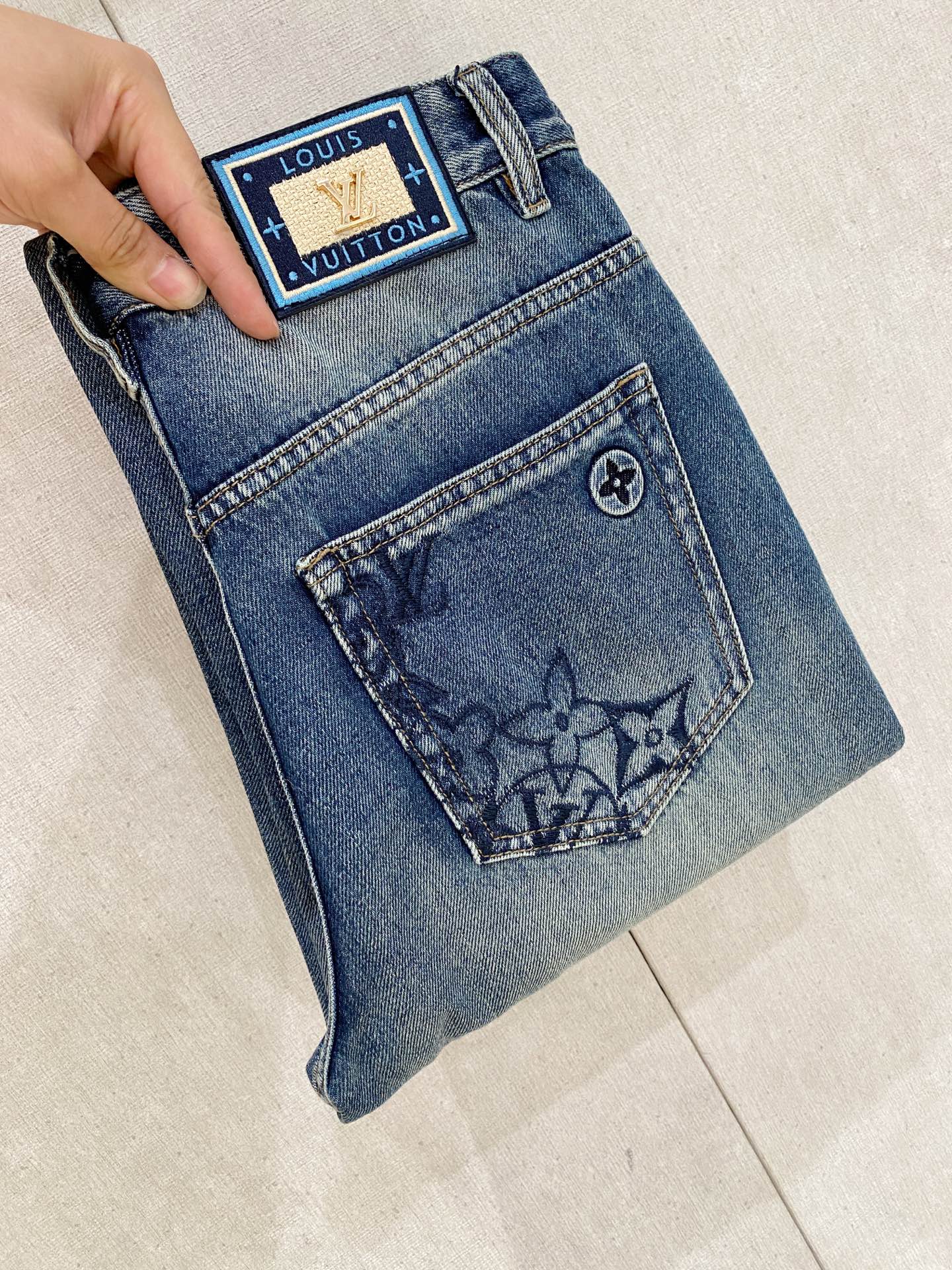  官网专柜同步有售，原单狠货，超级有范儿的一款牛仔裤，定制原版水洗牛仔面料，独特设计，顶级印花工艺字母图