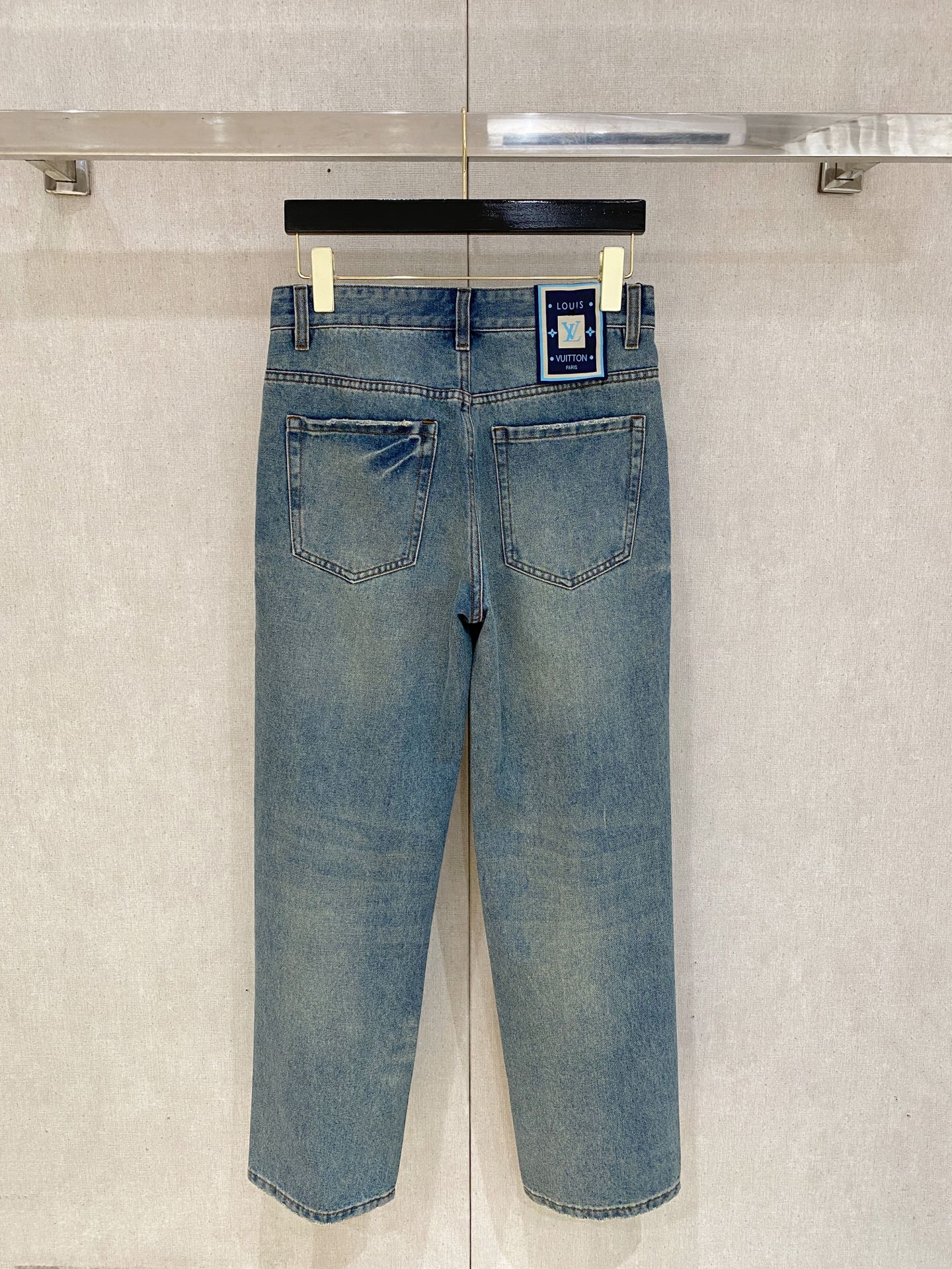  官网专柜同步有售，原单狠货，超级有范儿的一款牛仔裤，定制原版水洗牛仔面料，独特设计，顶级印花工艺字母图