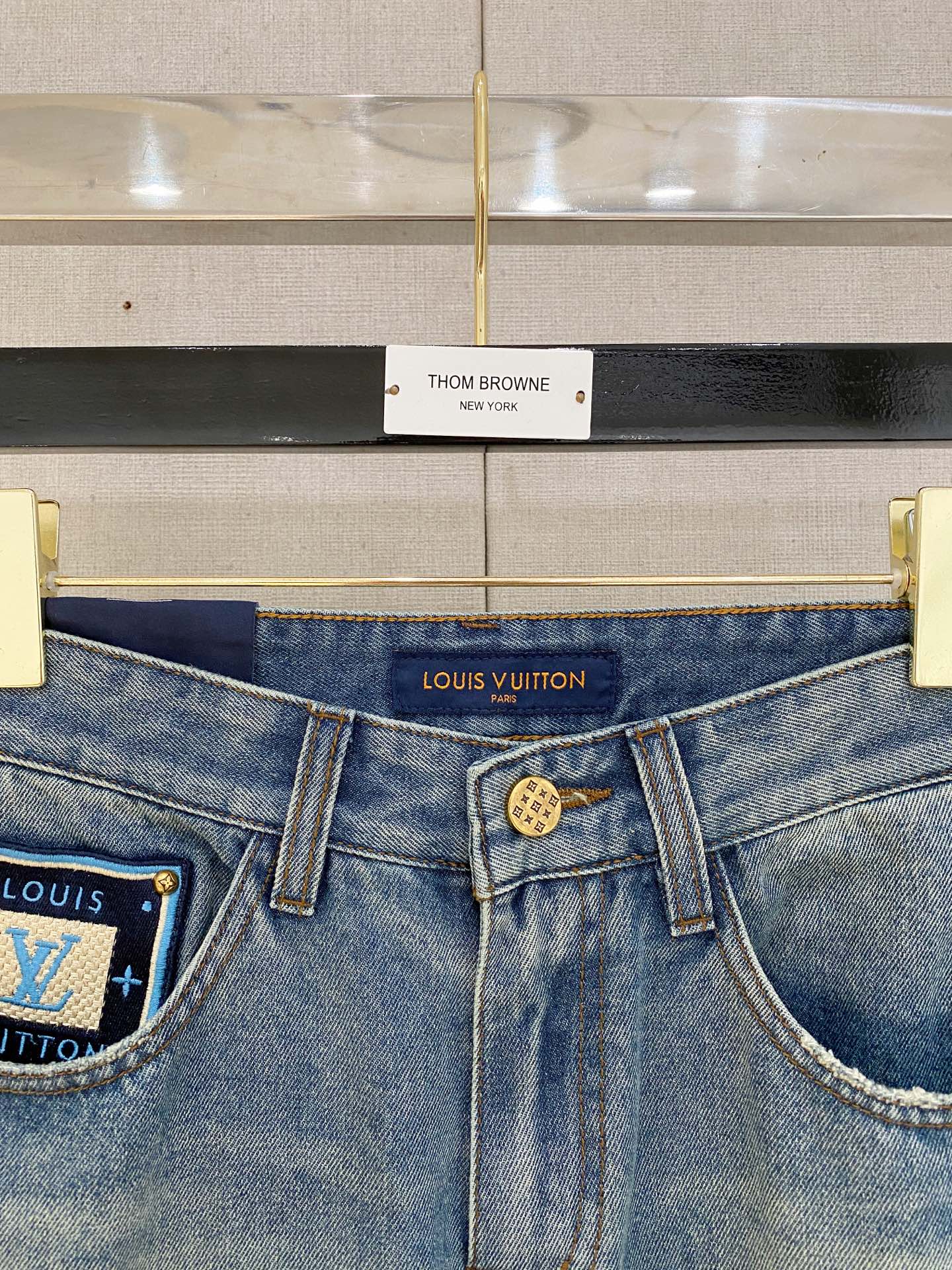  官网专柜同步有售，原单狠货，超级有范儿的一款牛仔裤，定制原版水洗牛仔面料，独特设计，顶级印花工艺字母图