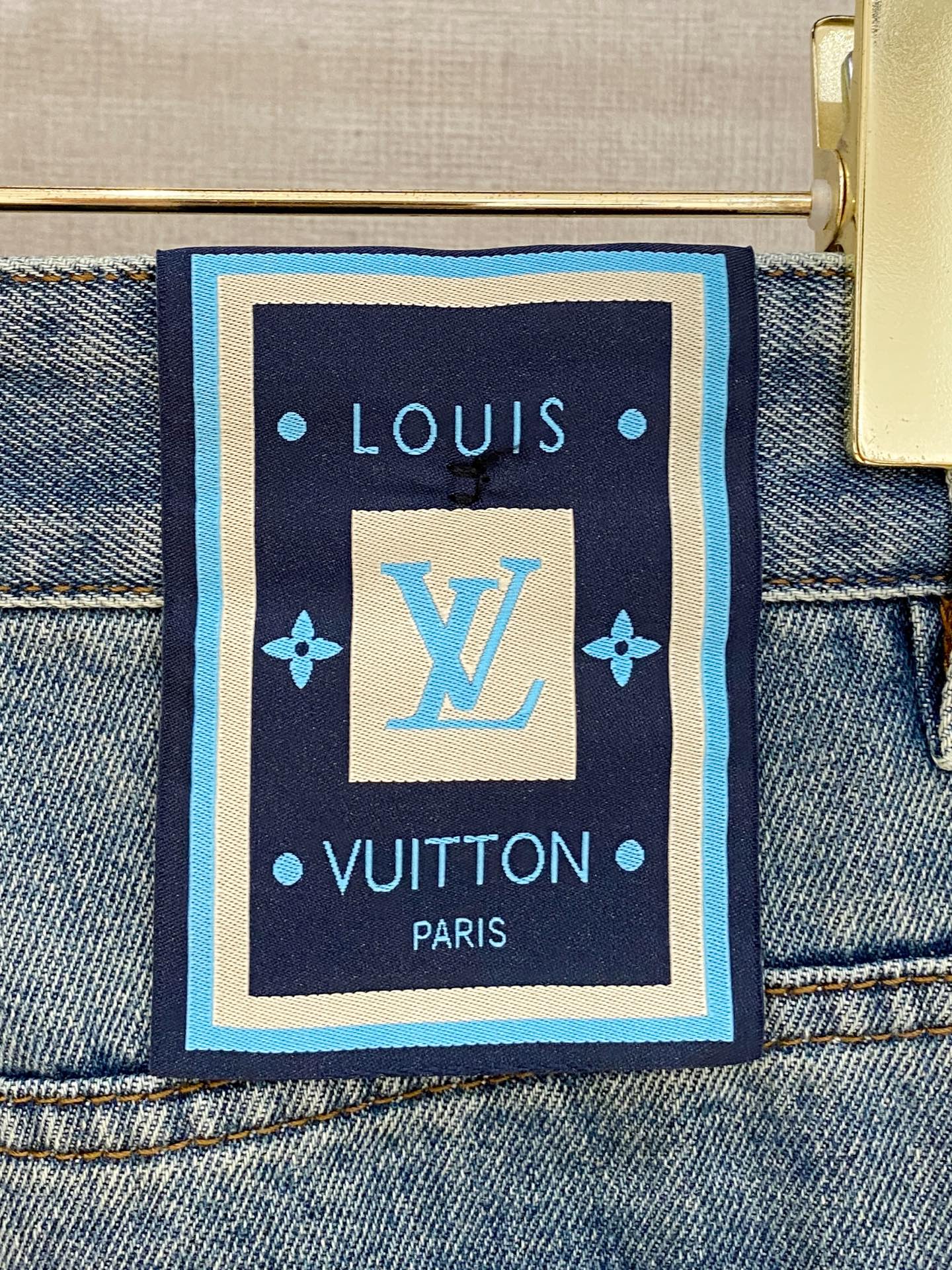  官网专柜同步有售，原单狠货，超级有范儿的一款牛仔裤，定制原版水洗牛仔面料，独特设计，顶级印花工艺字母图