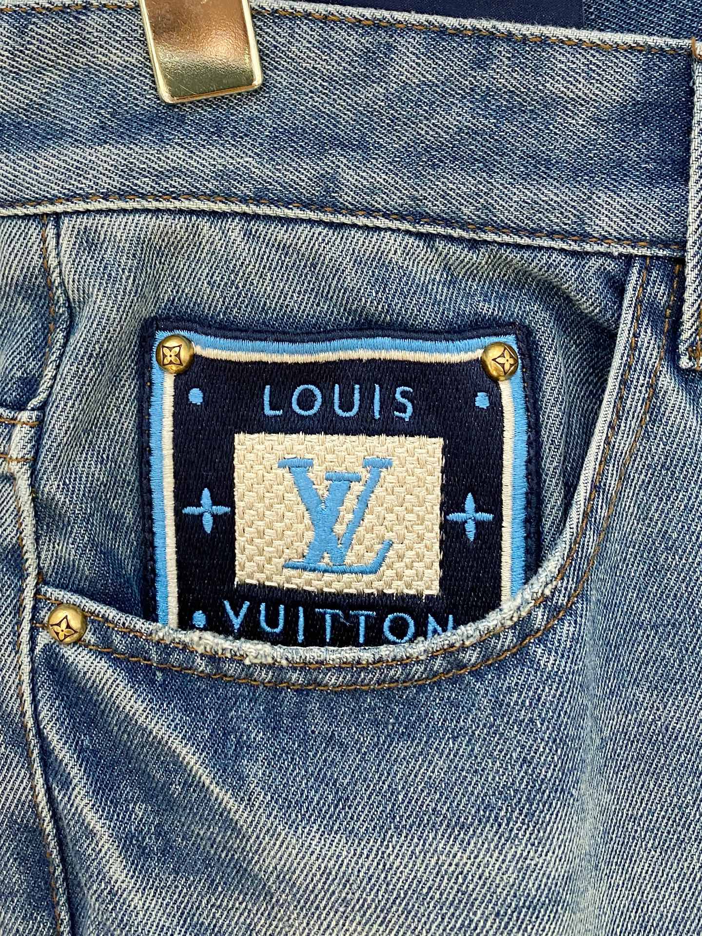  官网专柜同步有售，原单狠货，超级有范儿的一款牛仔裤，定制原版水洗牛仔面料，独特设计，顶级印花工艺字母图