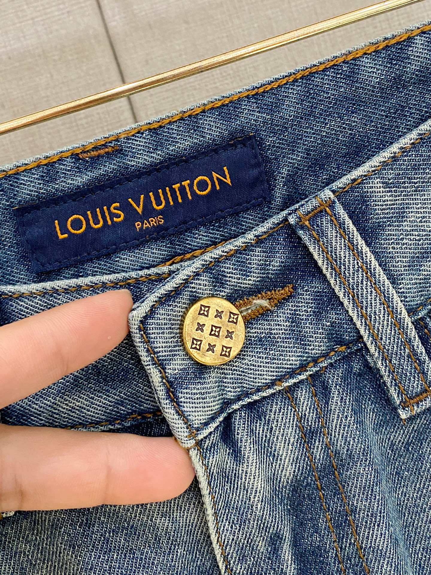  官网专柜同步有售，原单狠货，超级有范儿的一款牛仔裤，定制原版水洗牛仔面料，独特设计，顶级印花工艺字母图