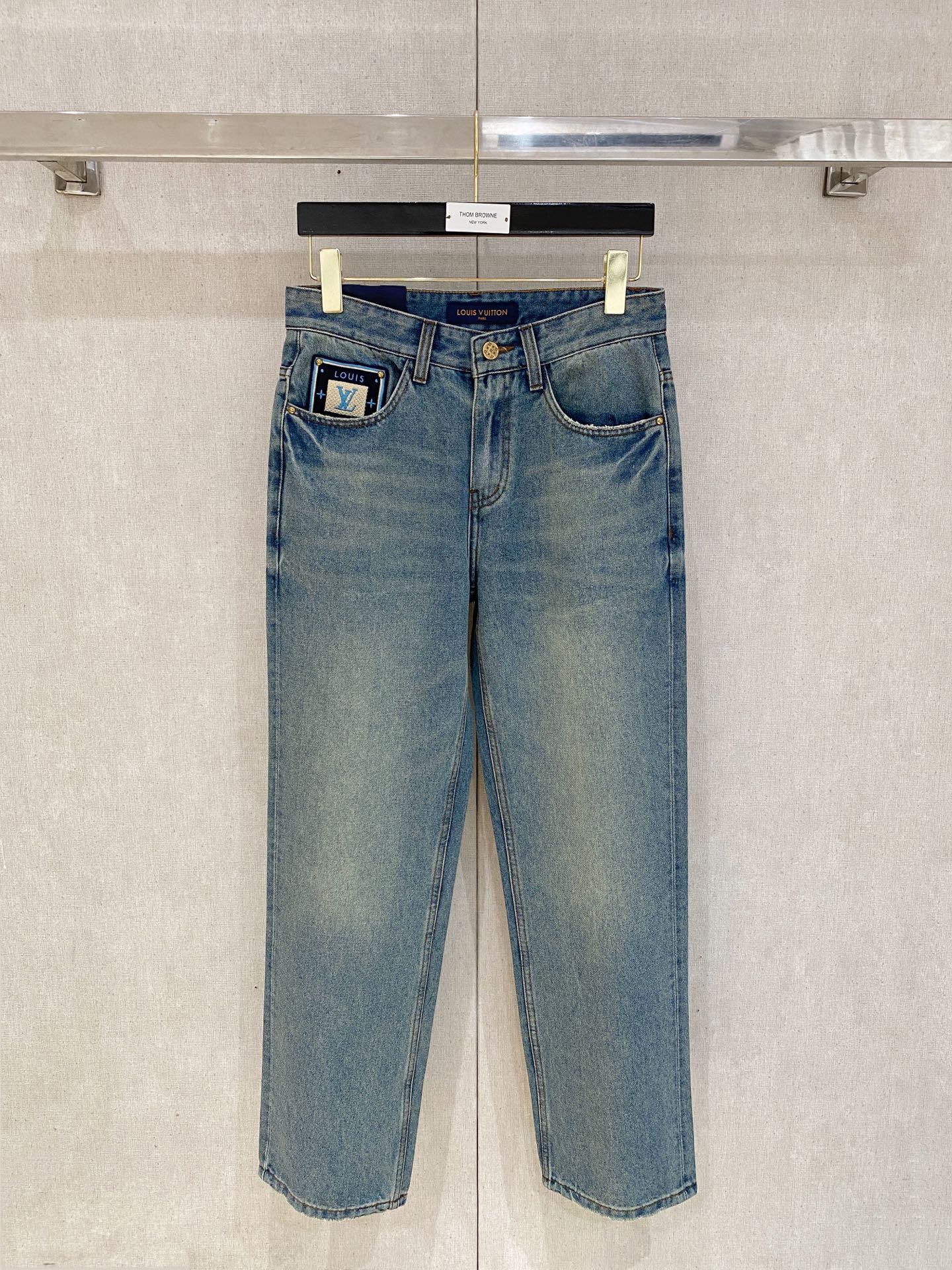  官网专柜同步有售，原单狠货，超级有范儿的一款牛仔裤，定制原版水洗牛仔面料，独特设计，顶级印花工艺字母图