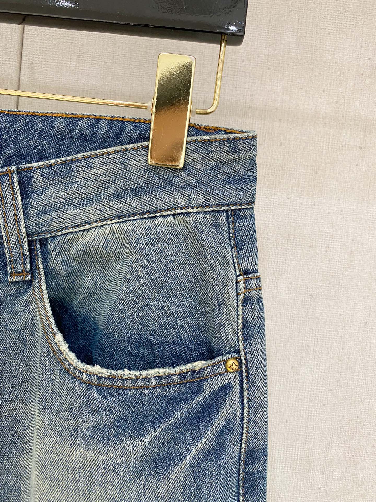  官网专柜同步有售，原单狠货，超级有范儿的一款牛仔裤，定制原版水洗牛仔面料，独特设计，顶级印花工艺字母图