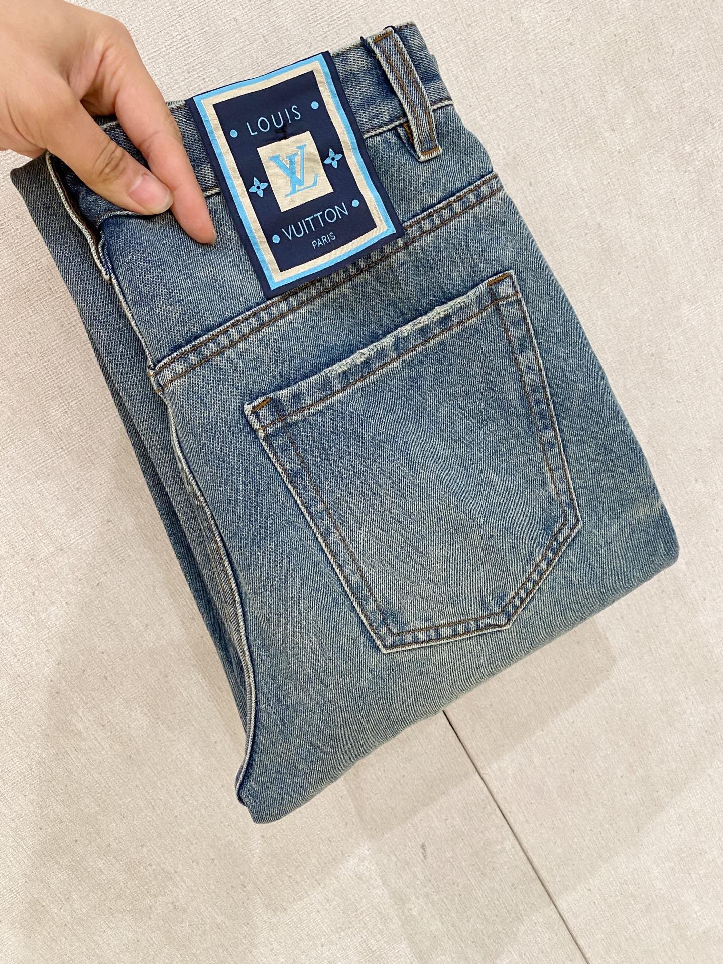  官网专柜同步有售，原单狠货，超级有范儿的一款牛仔裤，定制原版水洗牛仔面料，独特设计，顶级印花工艺字母图