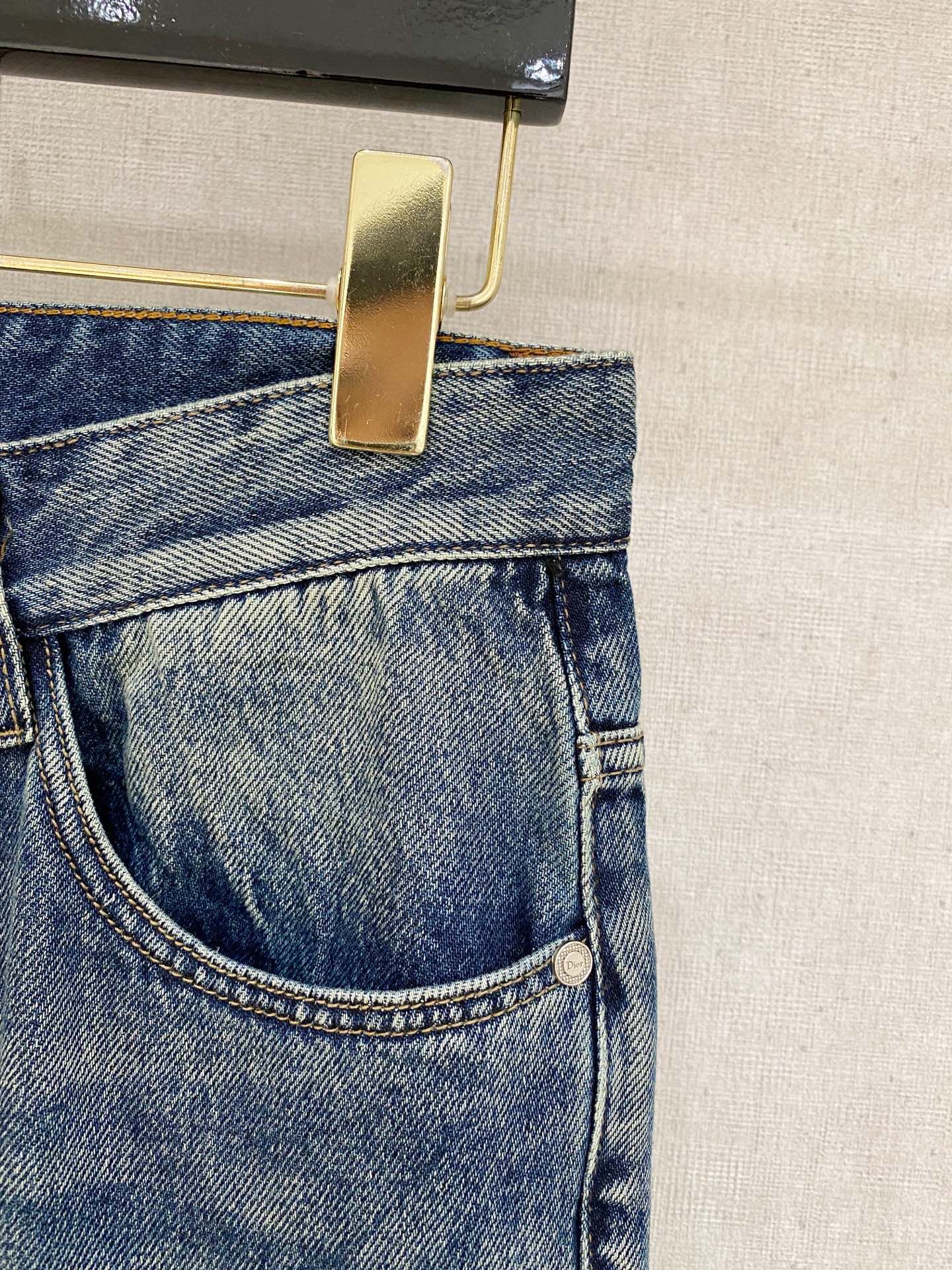  官网专柜同步有售，原单狠货，超级有范儿的一款牛仔裤，定制原版水洗牛仔面料，独特设计，顶级印花工艺字母图