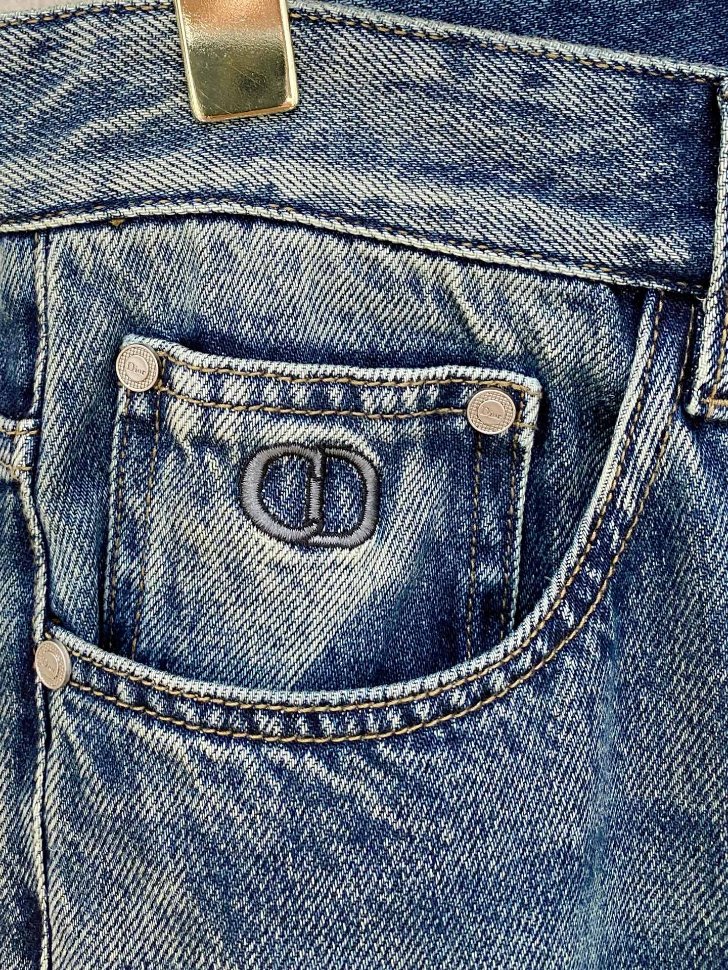  官网专柜同步有售，原单狠货，超级有范儿的一款牛仔裤，定制原版水洗牛仔面料，独特设计，顶级印花工艺字母图