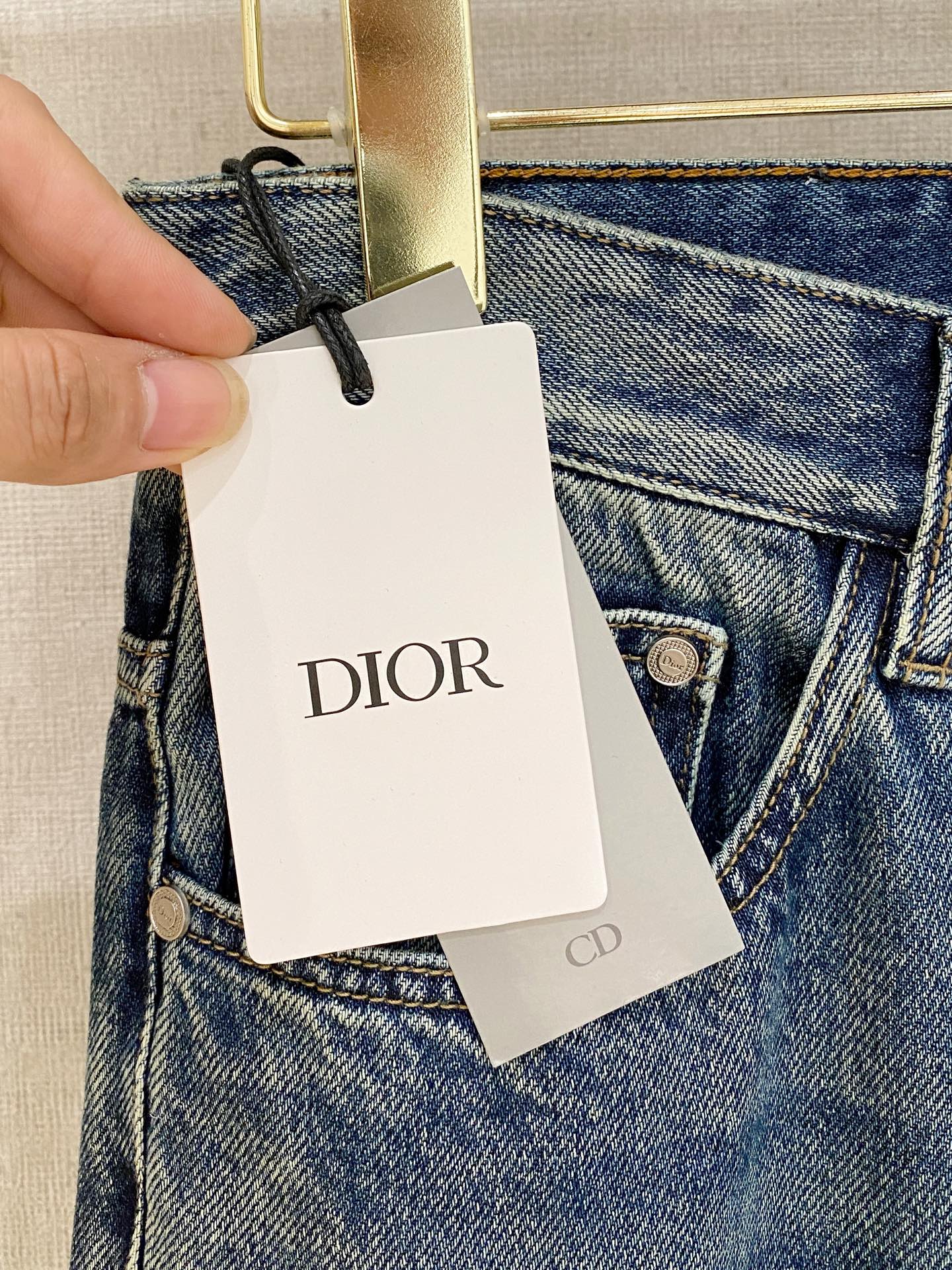  官网专柜同步有售，原单狠货，超级有范儿的一款牛仔裤，定制原版水洗牛仔面料，独特设计，顶级印花工艺字母图