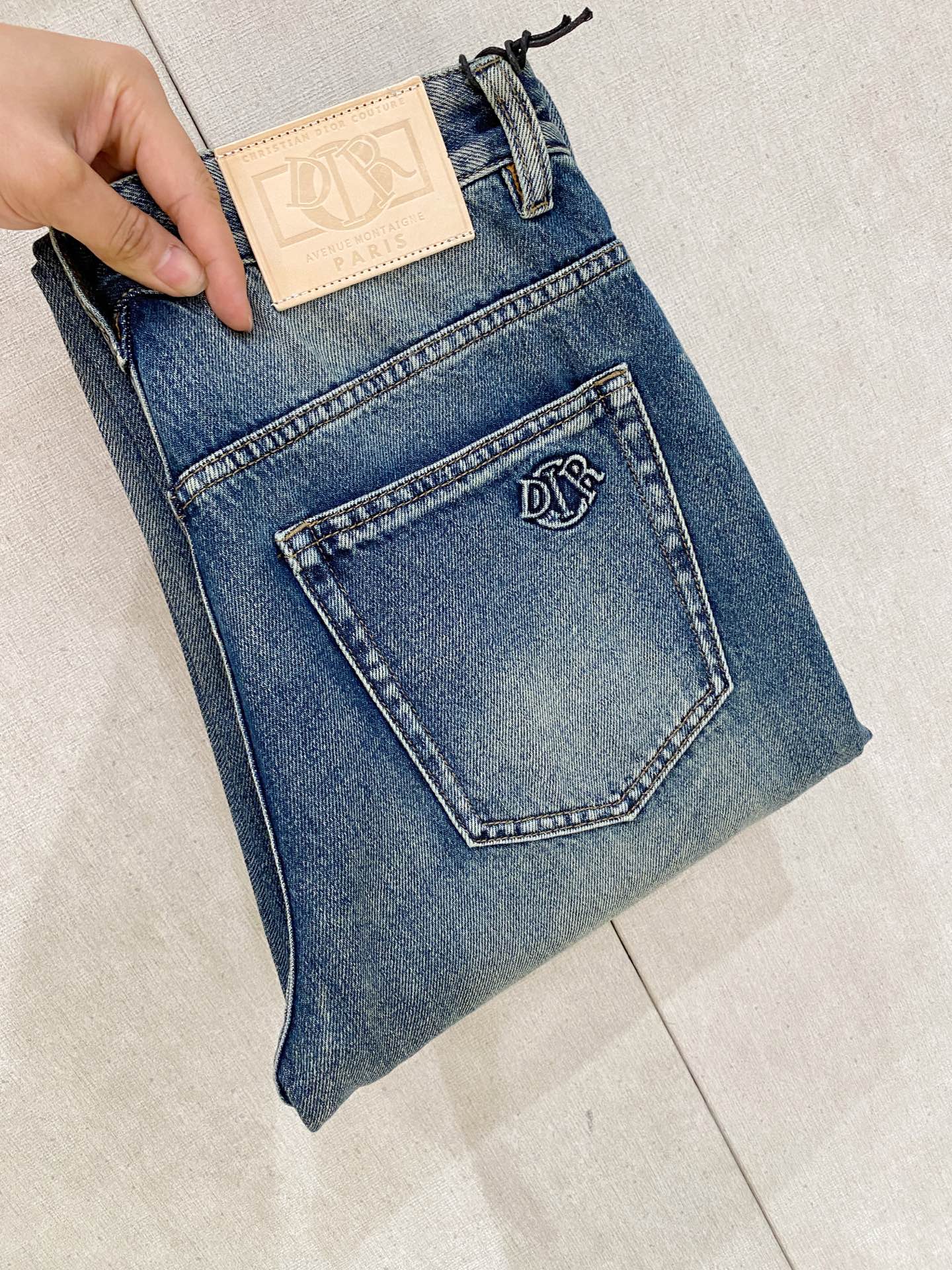  官网专柜同步有售，原单狠货，超级有范儿的一款牛仔裤，定制原版水洗牛仔面料，独特设计，顶级印花工艺字母图