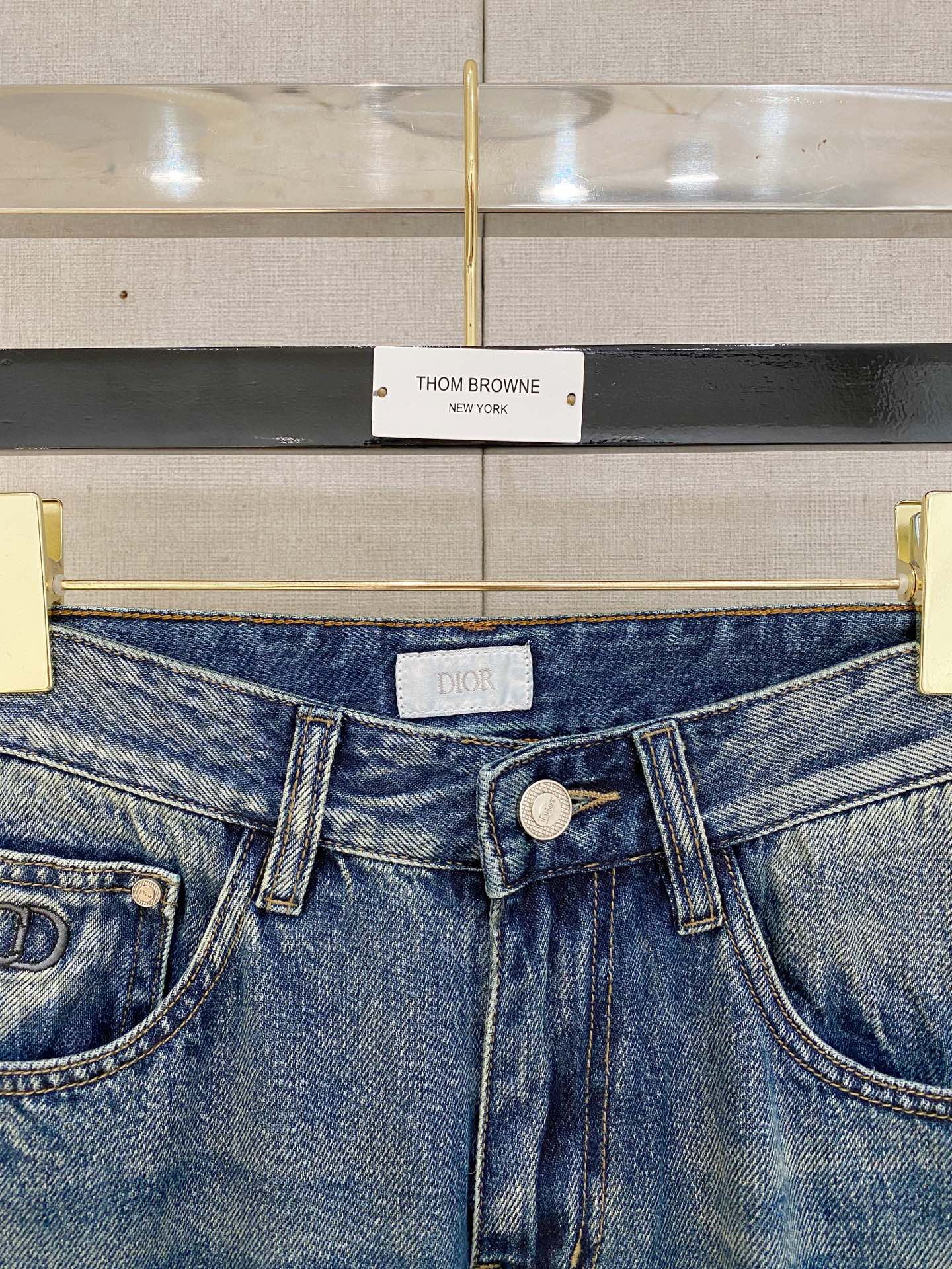  官网专柜同步有售，原单狠货，超级有范儿的一款牛仔裤，定制原版水洗牛仔面料，独特设计，顶级印花工艺字母图