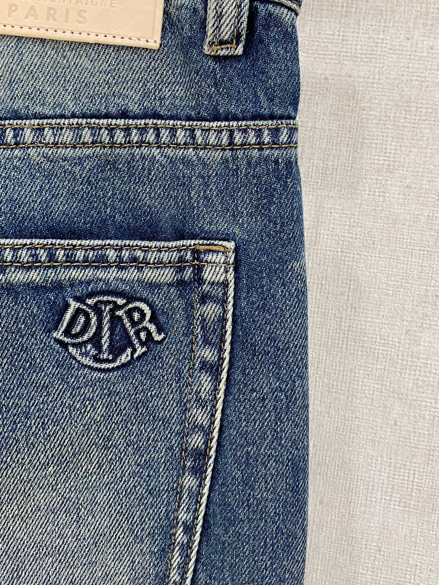  官网专柜同步有售，原单狠货，超级有范儿的一款牛仔裤，定制原版水洗牛仔面料，独特设计，顶级印花工艺字母图