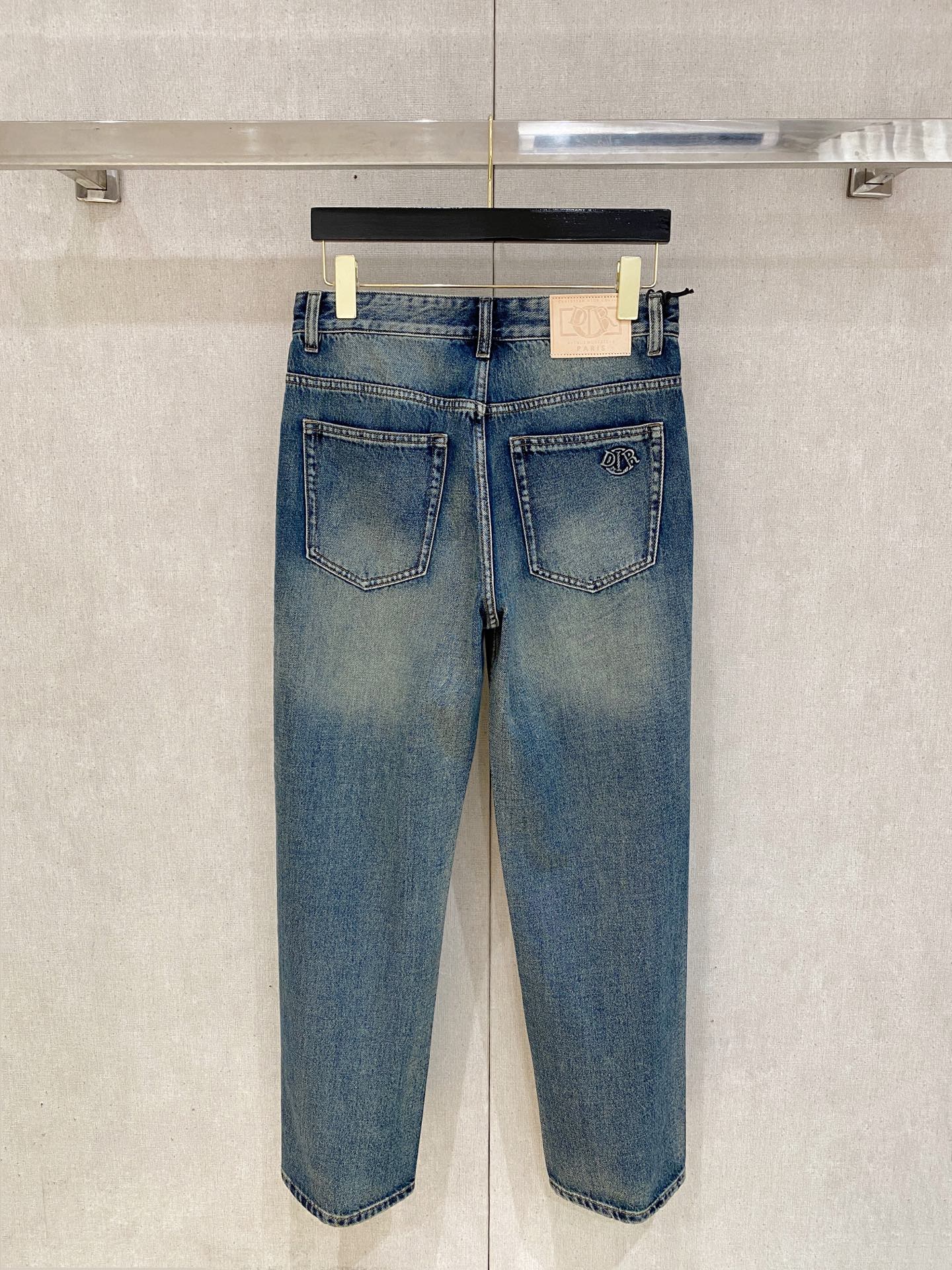  官网专柜同步有售，原单狠货，超级有范儿的一款牛仔裤，定制原版水洗牛仔面料，独特设计，顶级印花工艺字母图