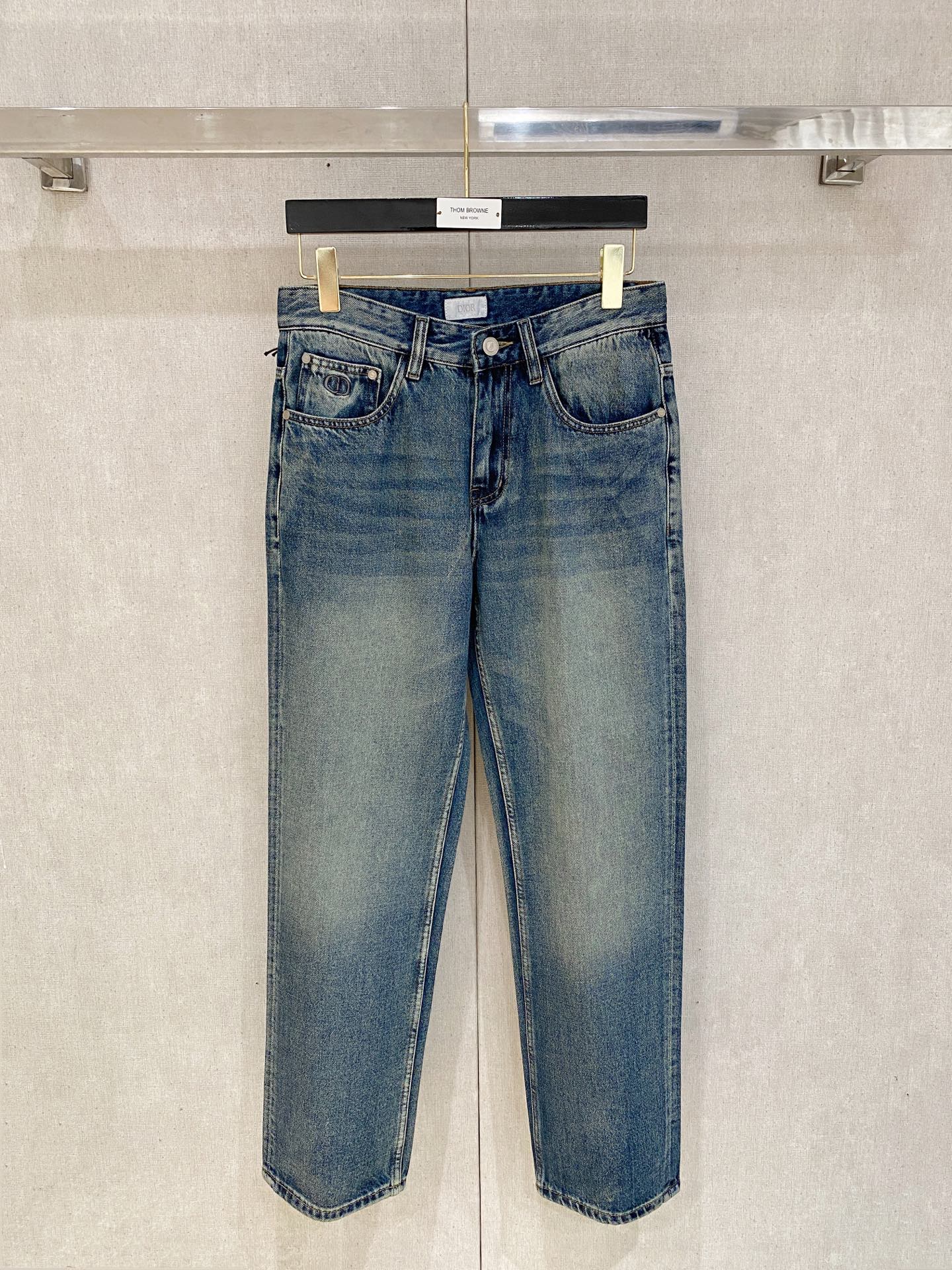  官网专柜同步有售，原单狠货，超级有范儿的一款牛仔裤，定制原版水洗牛仔面料，独特设计，顶级印花工艺字母图