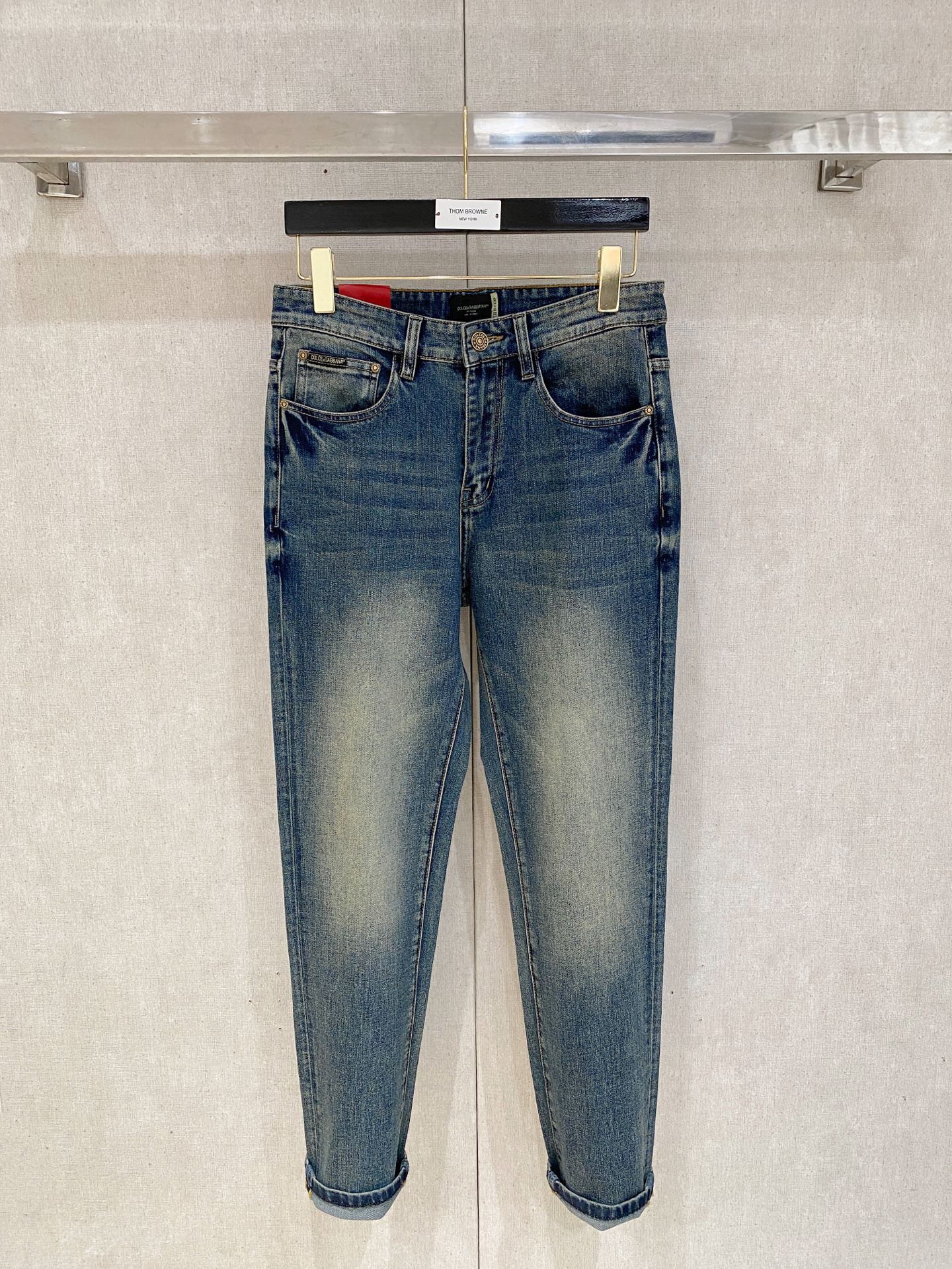  官网专柜同步有售，原单狠货，超级有范儿的一款牛仔裤，定制原版水洗牛仔面料，独特设计，顶级印花工艺字母图