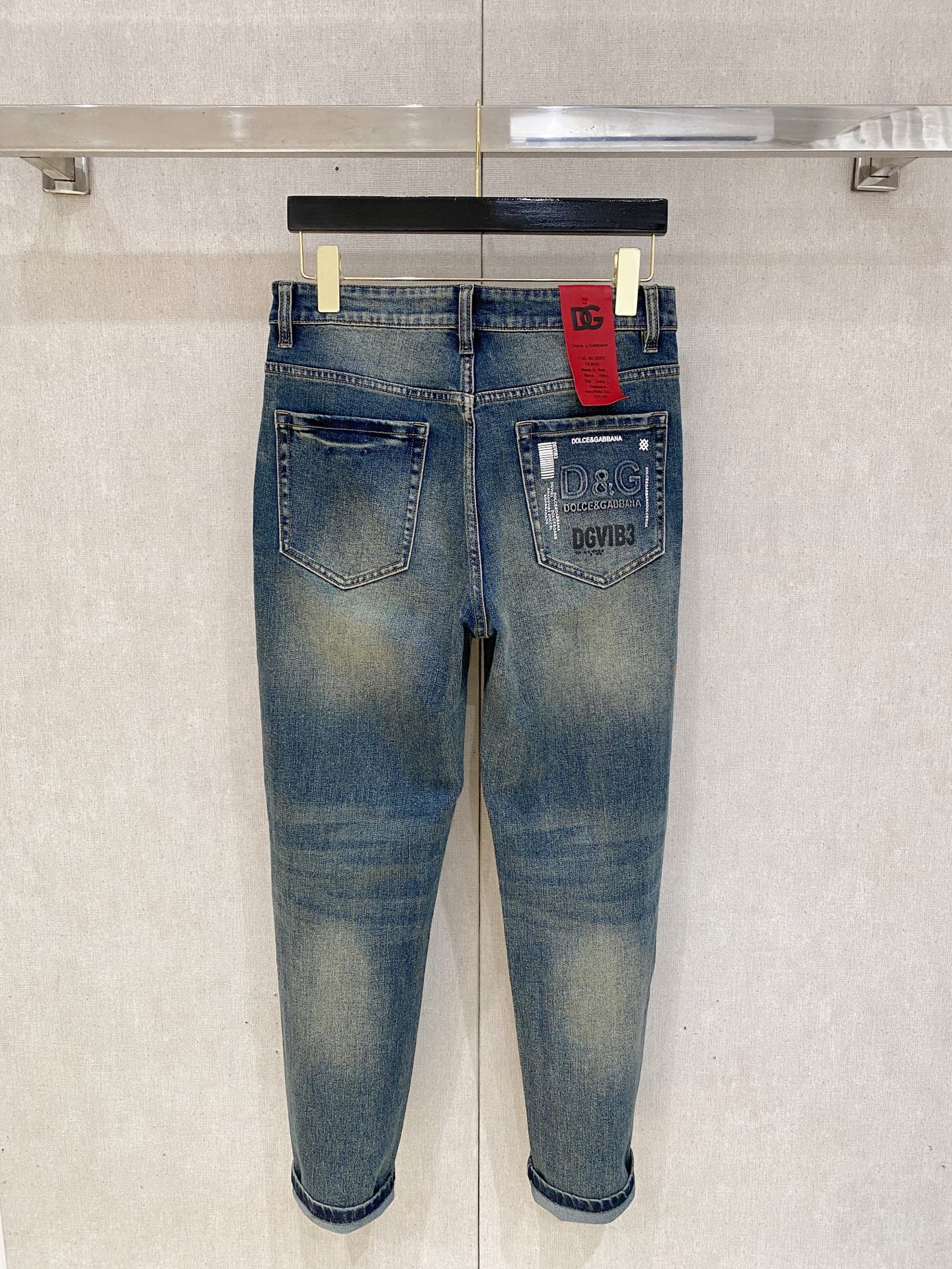  官网专柜同步有售，原单狠货，超级有范儿的一款牛仔裤，定制原版水洗牛仔面料，独特设计，顶级印花工艺字母图