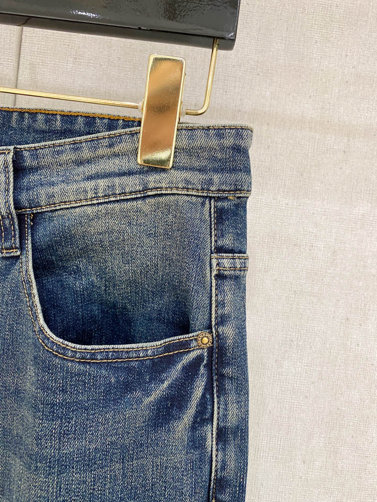  官网专柜同步有售，原单狠货，超级有范儿的一款牛仔裤，定制原版水洗牛仔面料，独特设计，顶级印花工艺字母图