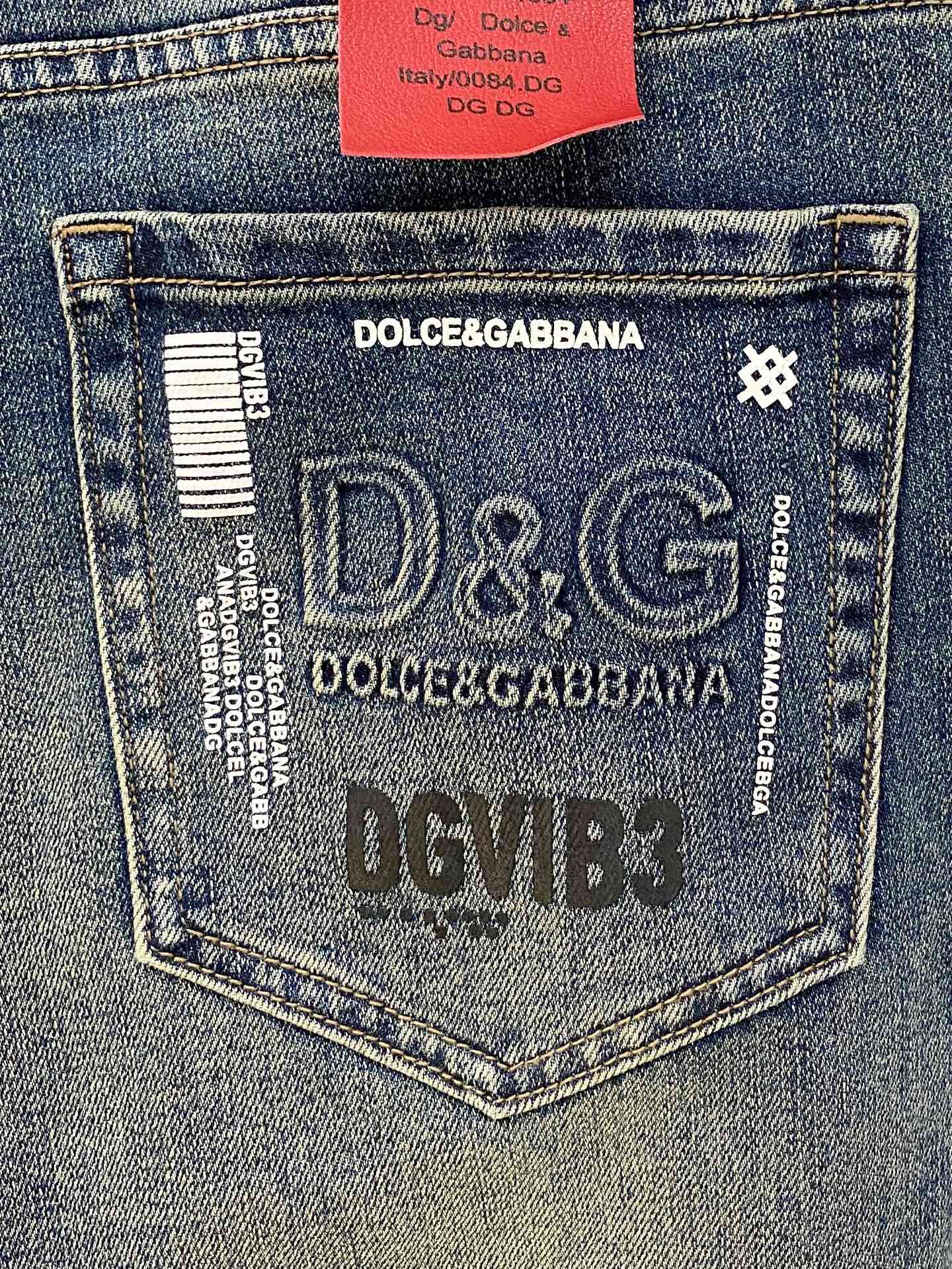  官网专柜同步有售，原单狠货，超级有范儿的一款牛仔裤，定制原版水洗牛仔面料，独特设计，顶级印花工艺字母图