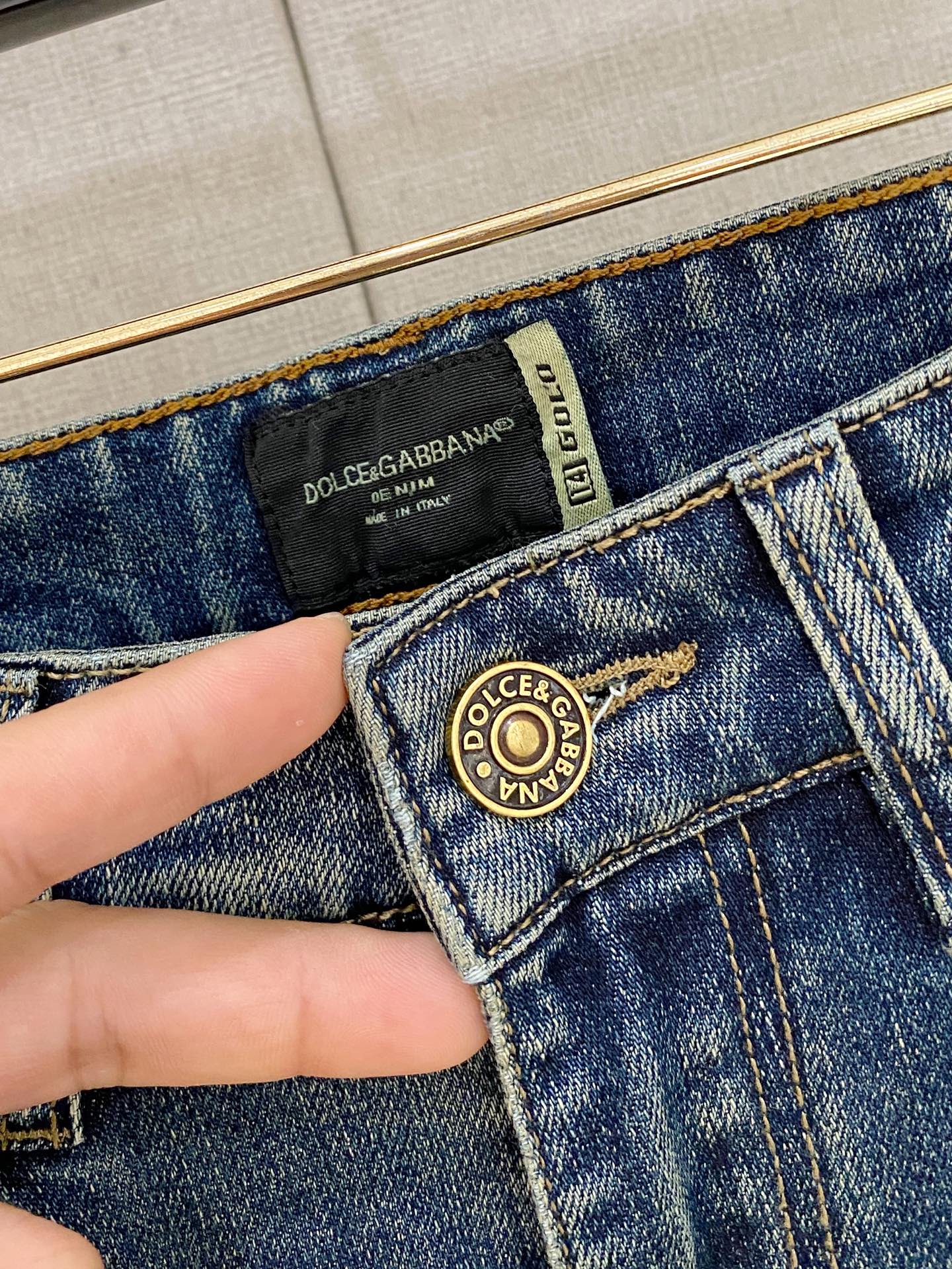  官网专柜同步有售，原单狠货，超级有范儿的一款牛仔裤，定制原版水洗牛仔面料，独特设计，顶级印花工艺字母图