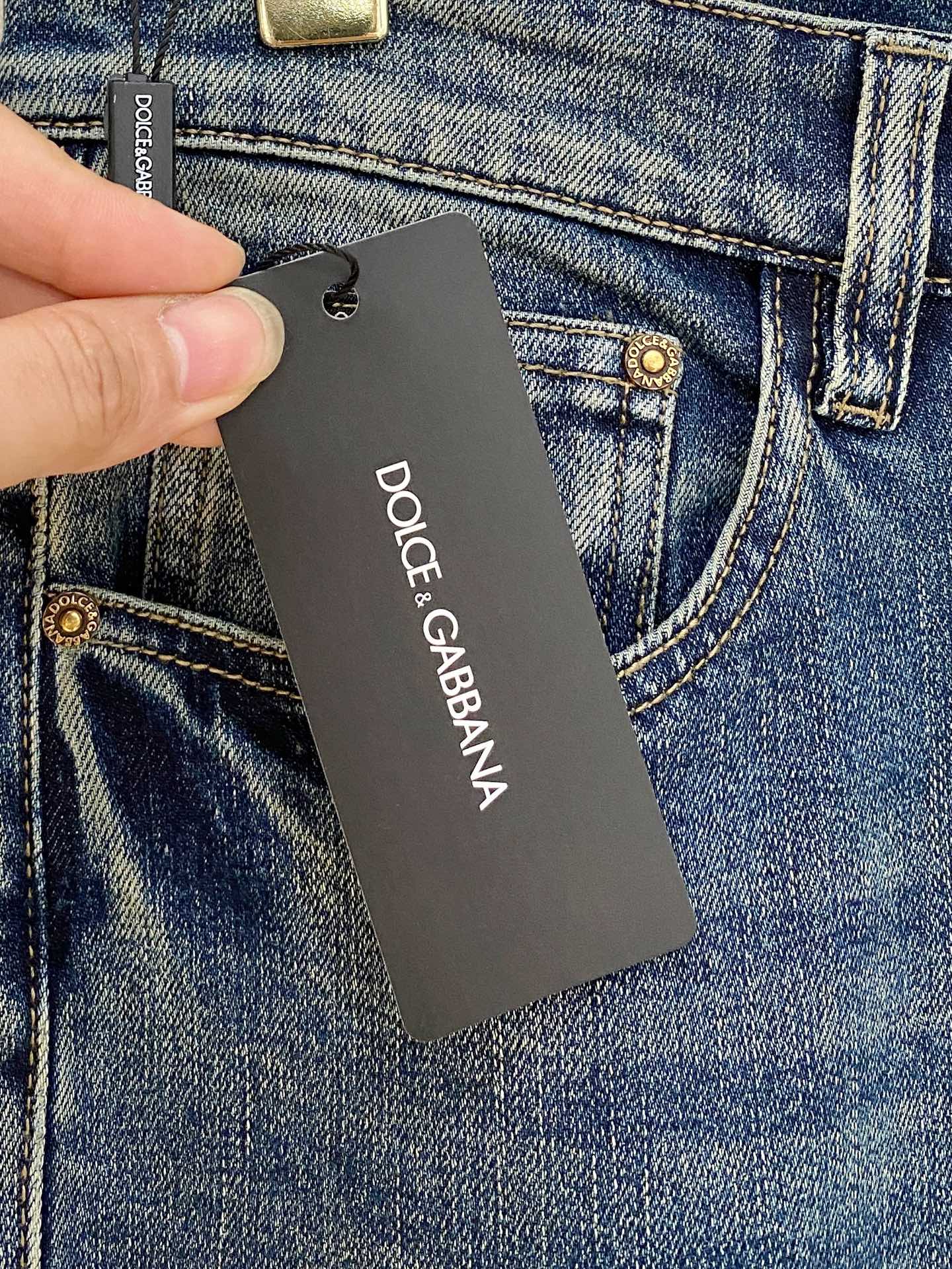  官网专柜同步有售，原单狠货，超级有范儿的一款牛仔裤，定制原版水洗牛仔面料，独特设计，顶级印花工艺字母图