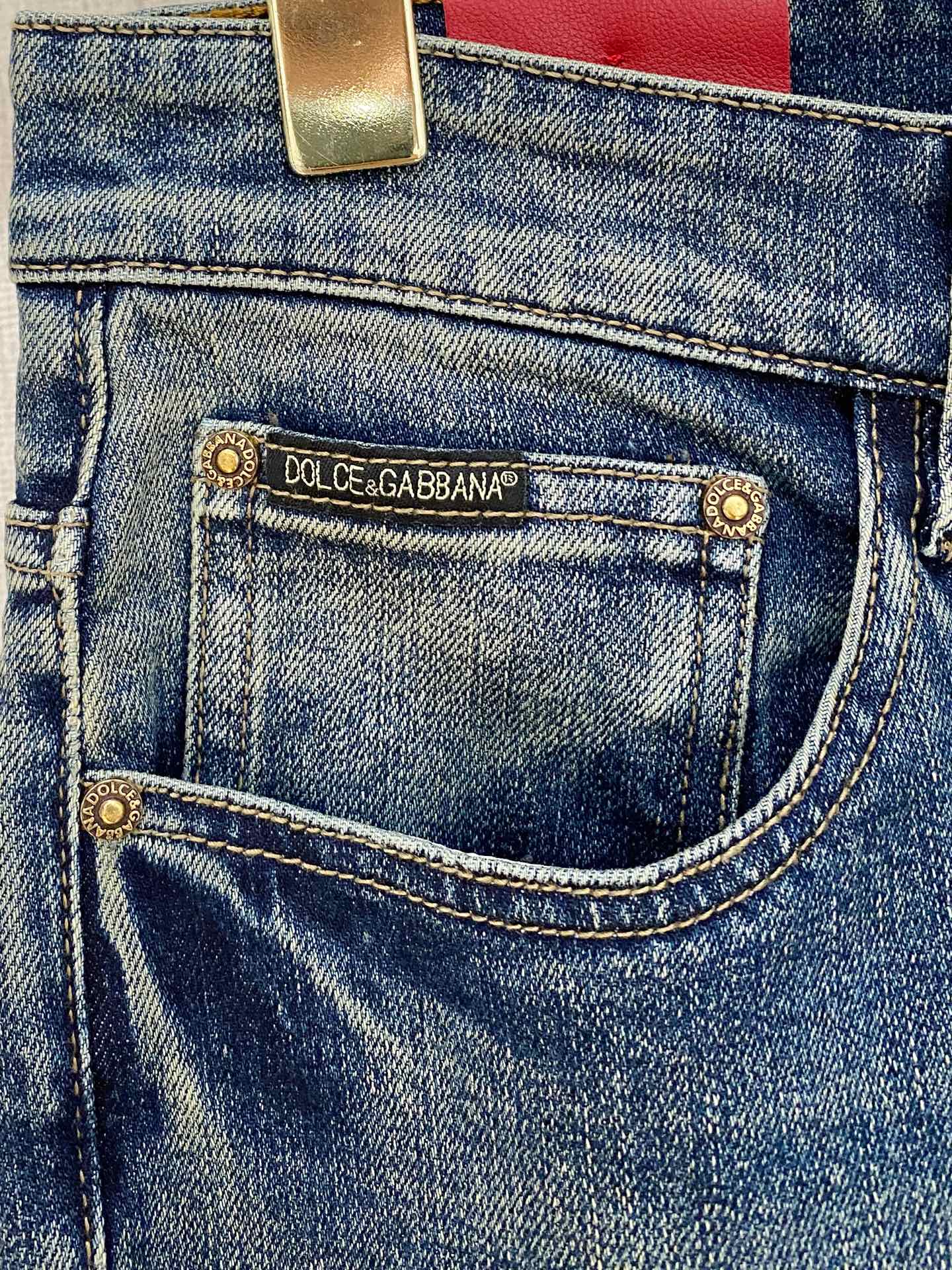  官网专柜同步有售，原单狠货，超级有范儿的一款牛仔裤，定制原版水洗牛仔面料，独特设计，顶级印花工艺字母图