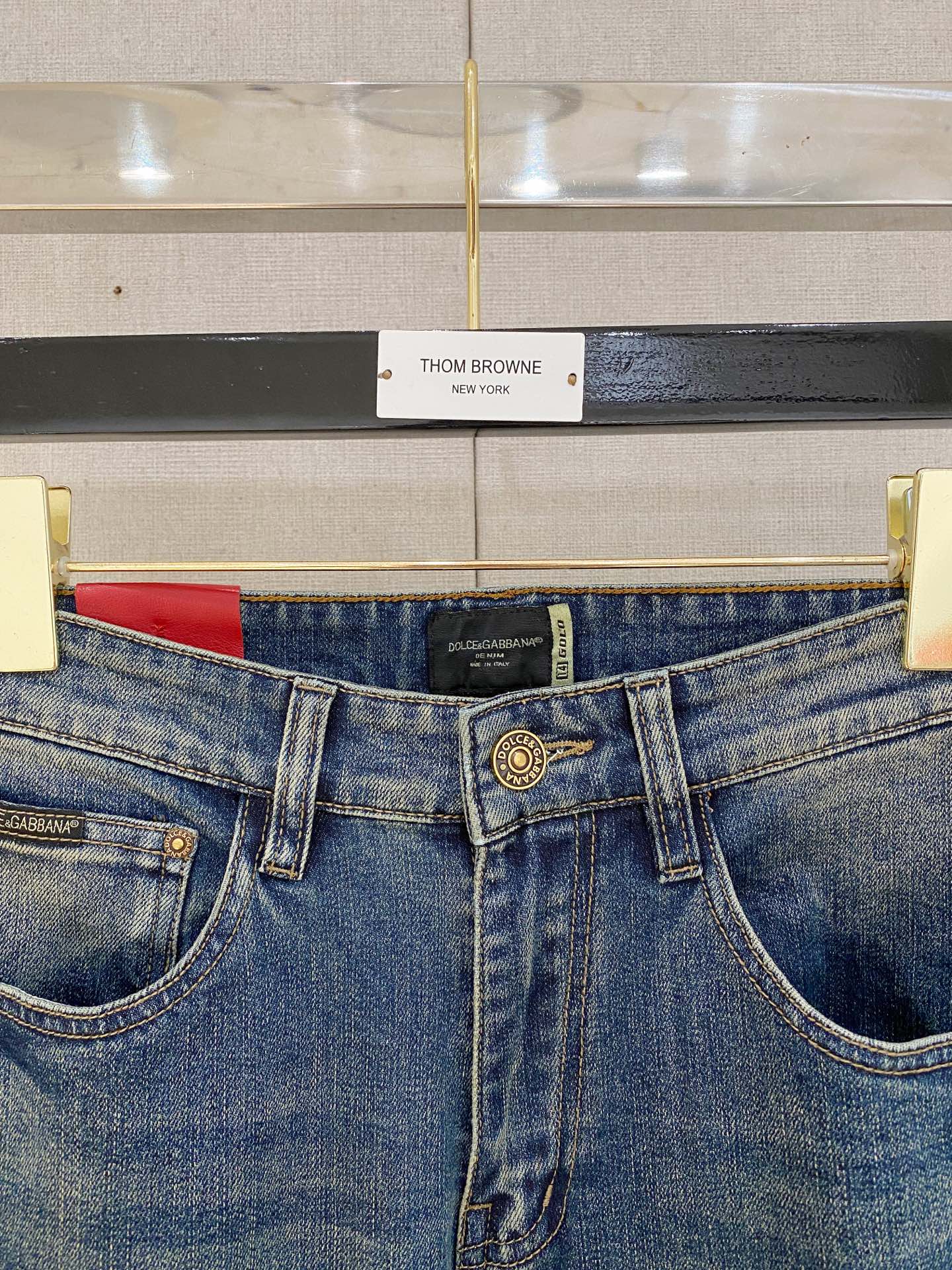  官网专柜同步有售，原单狠货，超级有范儿的一款牛仔裤，定制原版水洗牛仔面料，独特设计，顶级印花工艺字母图