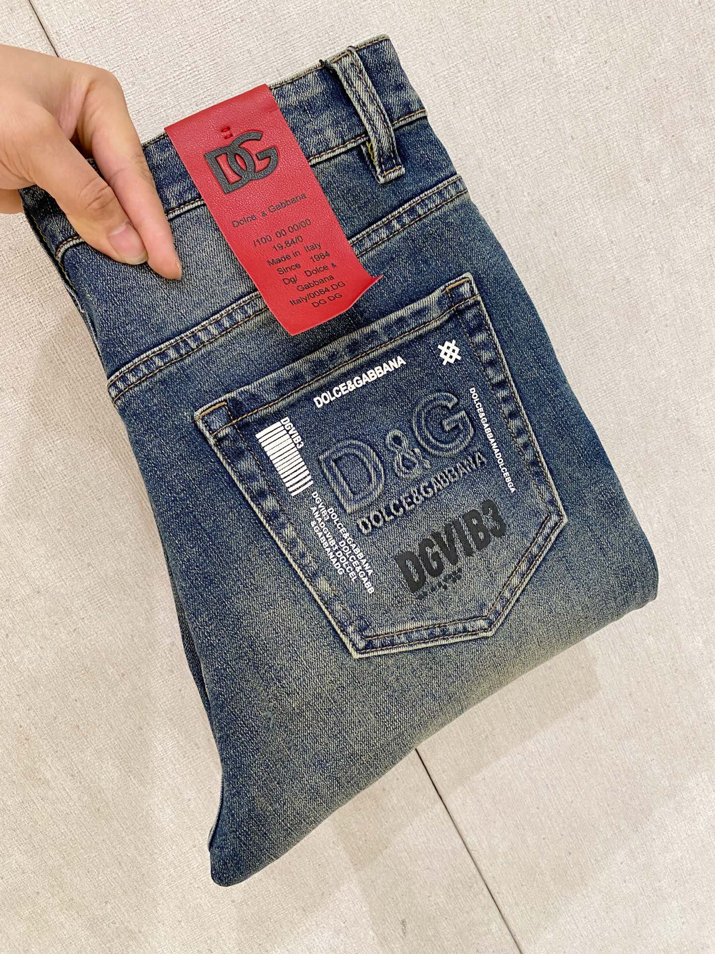  官网专柜同步有售，原单狠货，超级有范儿的一款牛仔裤，定制原版水洗牛仔面料，独特设计，顶级印花工艺字母图