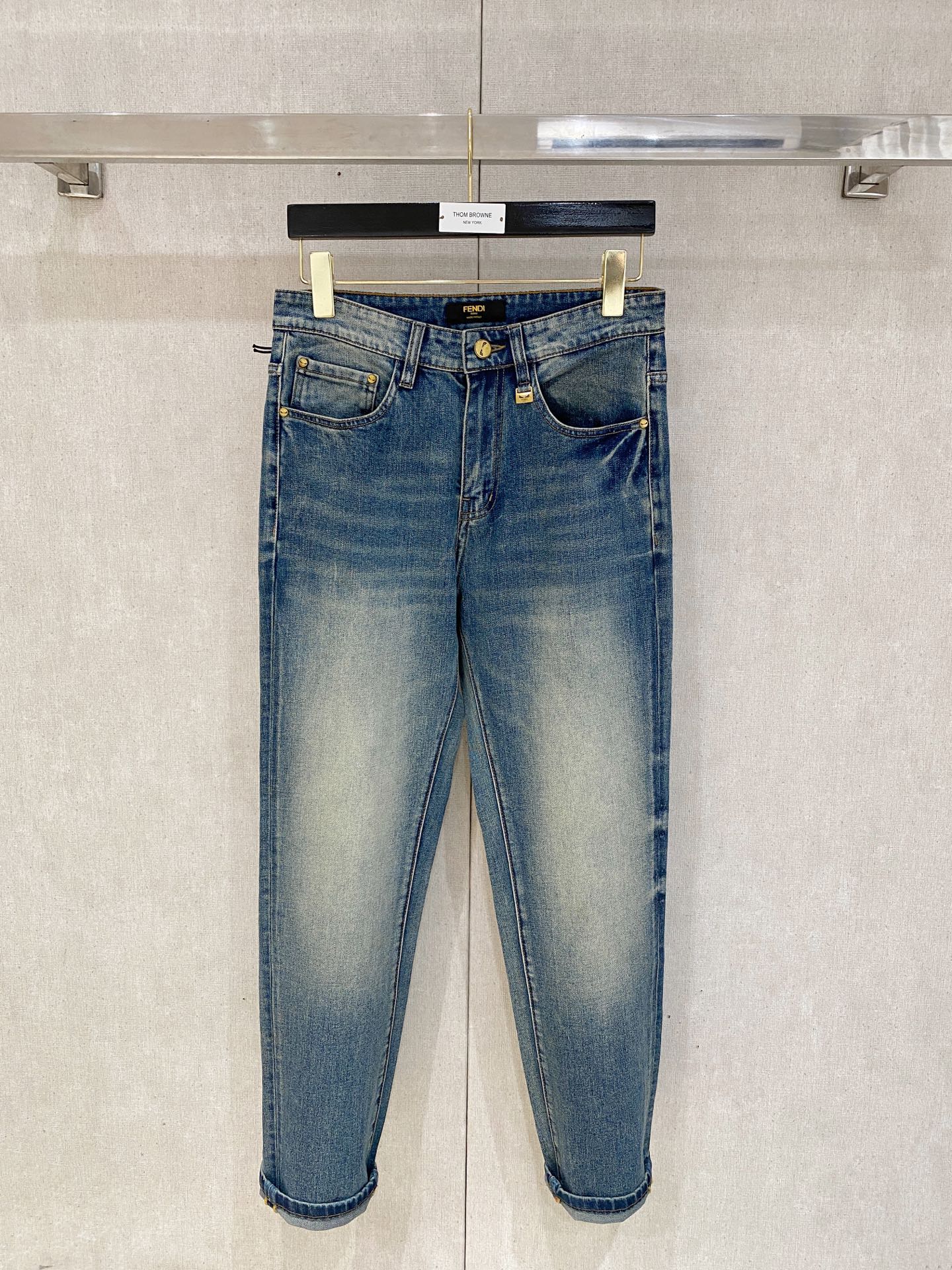  官网专柜同步有售，原单狠货，超级有范儿的一款牛仔裤，定制原版水洗牛仔面料，独特设计，顶级印花工艺字母图