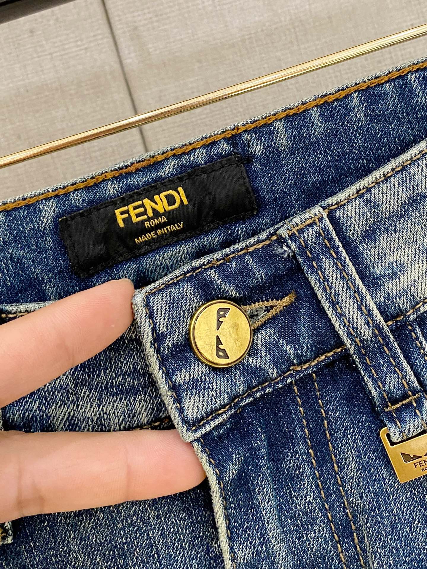  官网专柜同步有售，原单狠货，超级有范儿的一款牛仔裤，定制原版水洗牛仔面料，独特设计，顶级印花工艺字母图