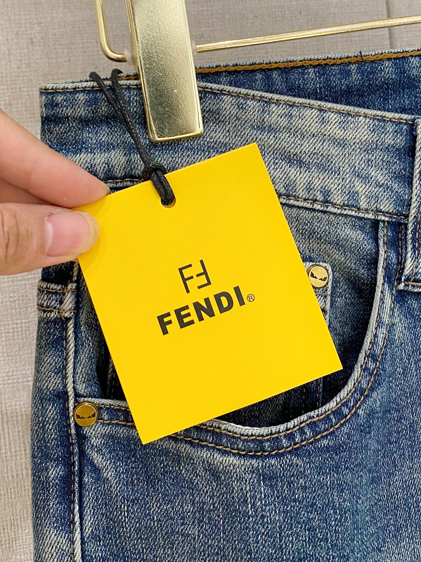  官网专柜同步有售，原单狠货，超级有范儿的一款牛仔裤，定制原版水洗牛仔面料，独特设计，顶级印花工艺字母图