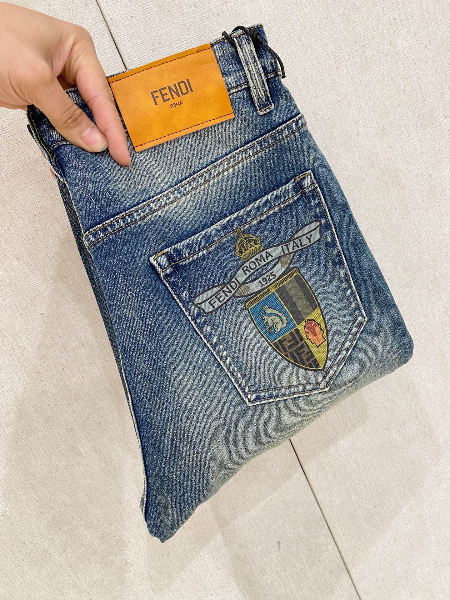  官网专柜同步有售，原单狠货，超级有范儿的一款牛仔裤，定制原版水洗牛仔面料，独特设计，顶级印花工艺字母图