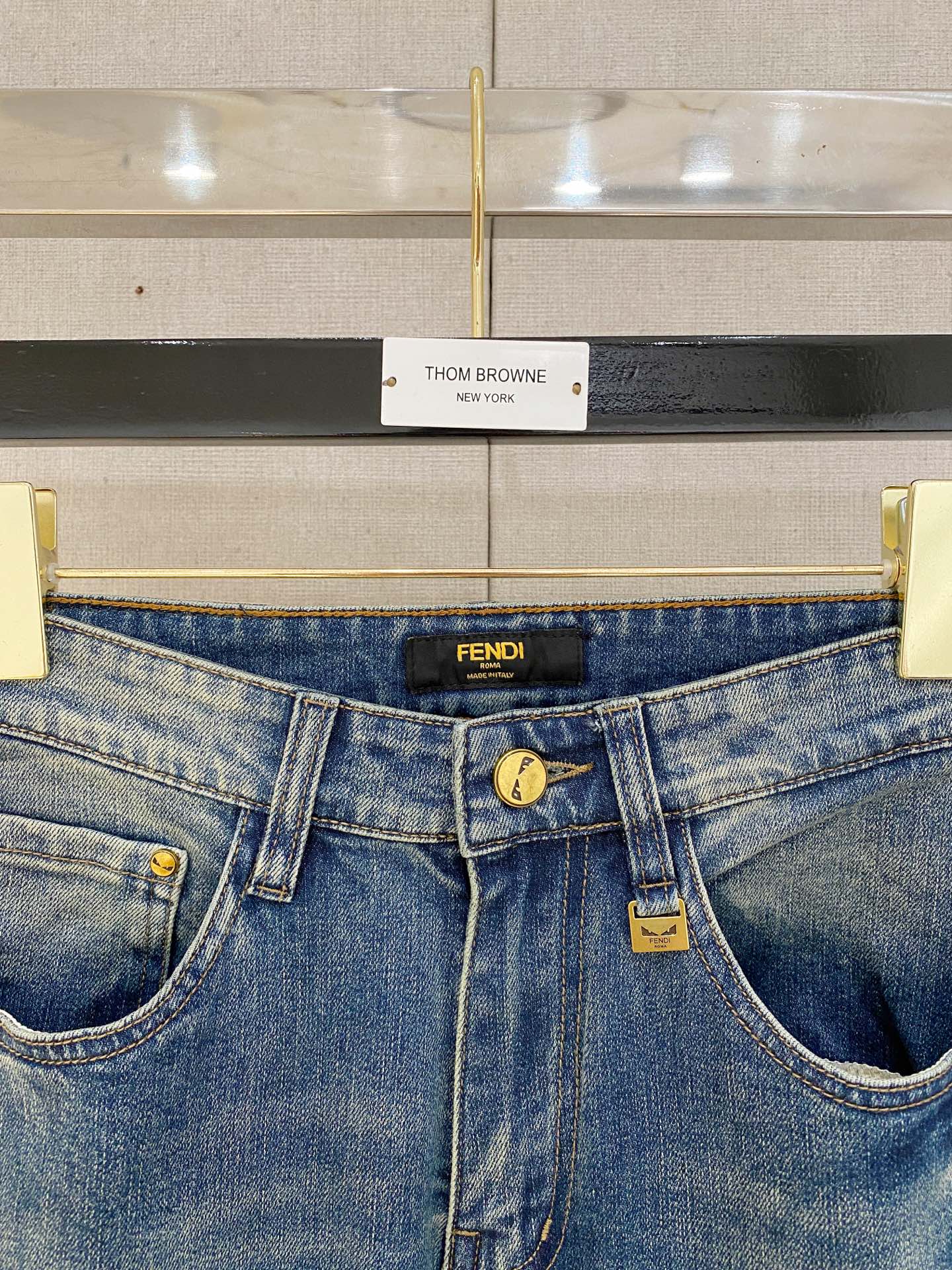  官网专柜同步有售，原单狠货，超级有范儿的一款牛仔裤，定制原版水洗牛仔面料，独特设计，顶级印花工艺字母图