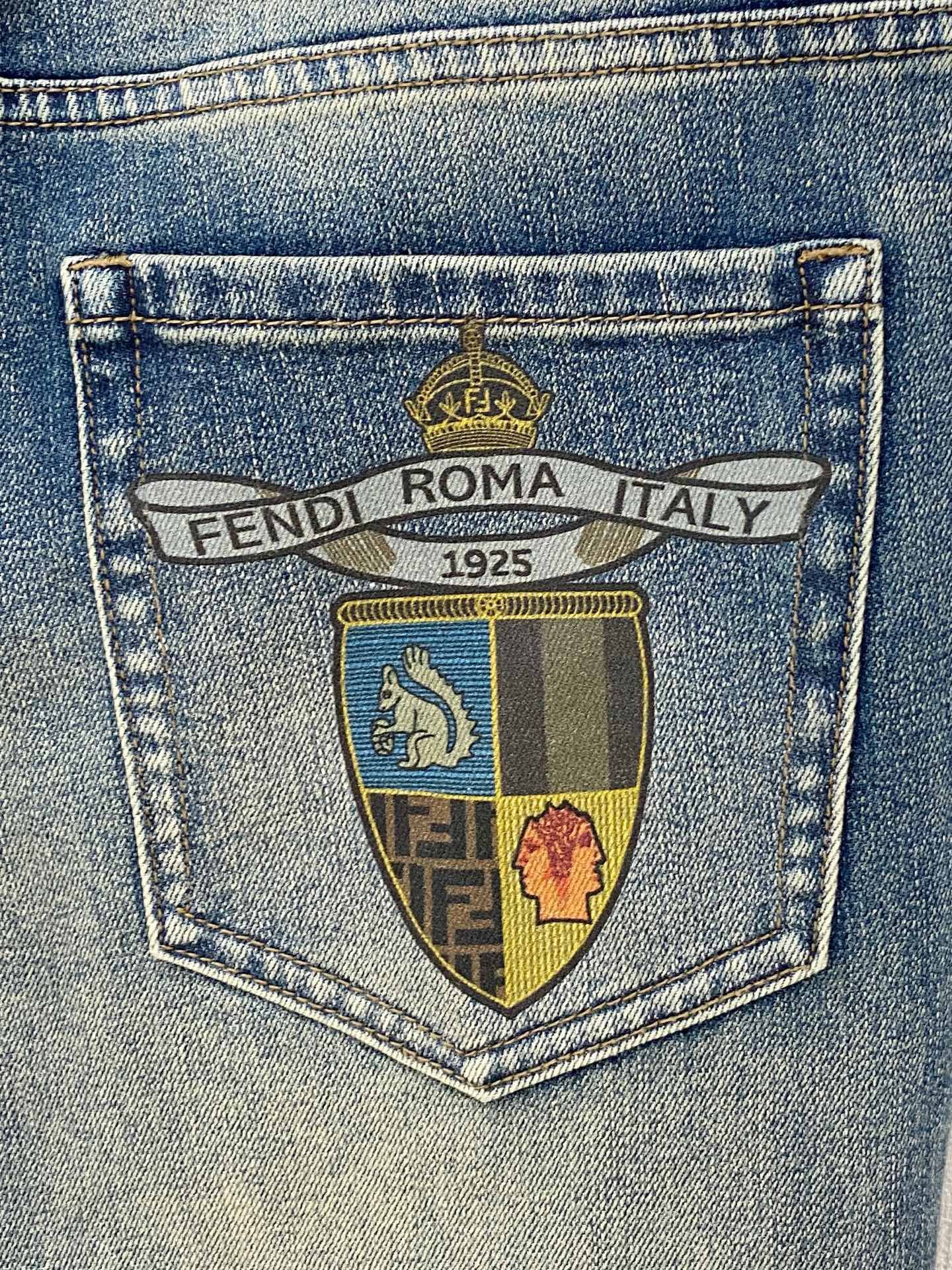  官网专柜同步有售，原单狠货，超级有范儿的一款牛仔裤，定制原版水洗牛仔面料，独特设计，顶级印花工艺字母图