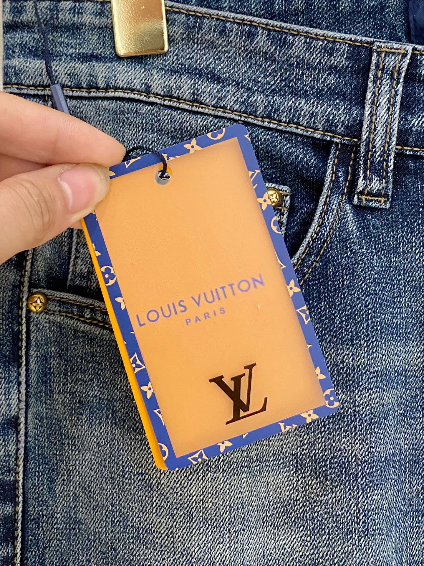  官网专柜同步有售，原单狠货，超级有范儿的一款牛仔裤，定制原版水洗牛仔面料，独特设计，顶级印花工艺字母图