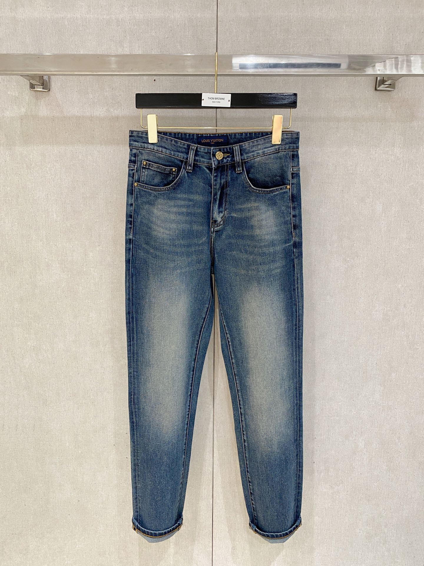  官网专柜同步有售，原单狠货，超级有范儿的一款牛仔裤，定制原版水洗牛仔面料，独特设计，顶级印花工艺字母图