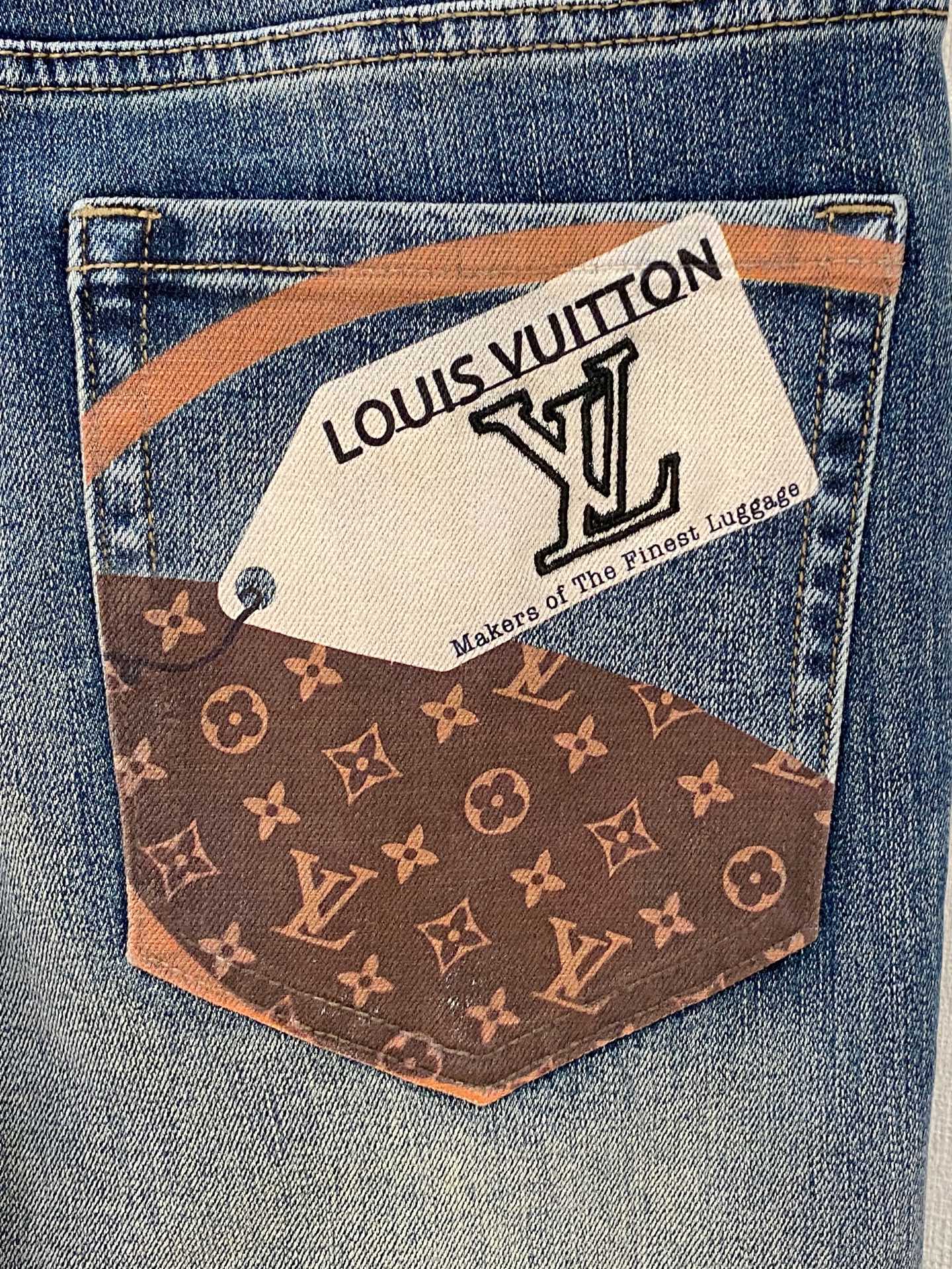  官网专柜同步有售，原单狠货，超级有范儿的一款牛仔裤，定制原版水洗牛仔面料，独特设计，顶级印花工艺字母图