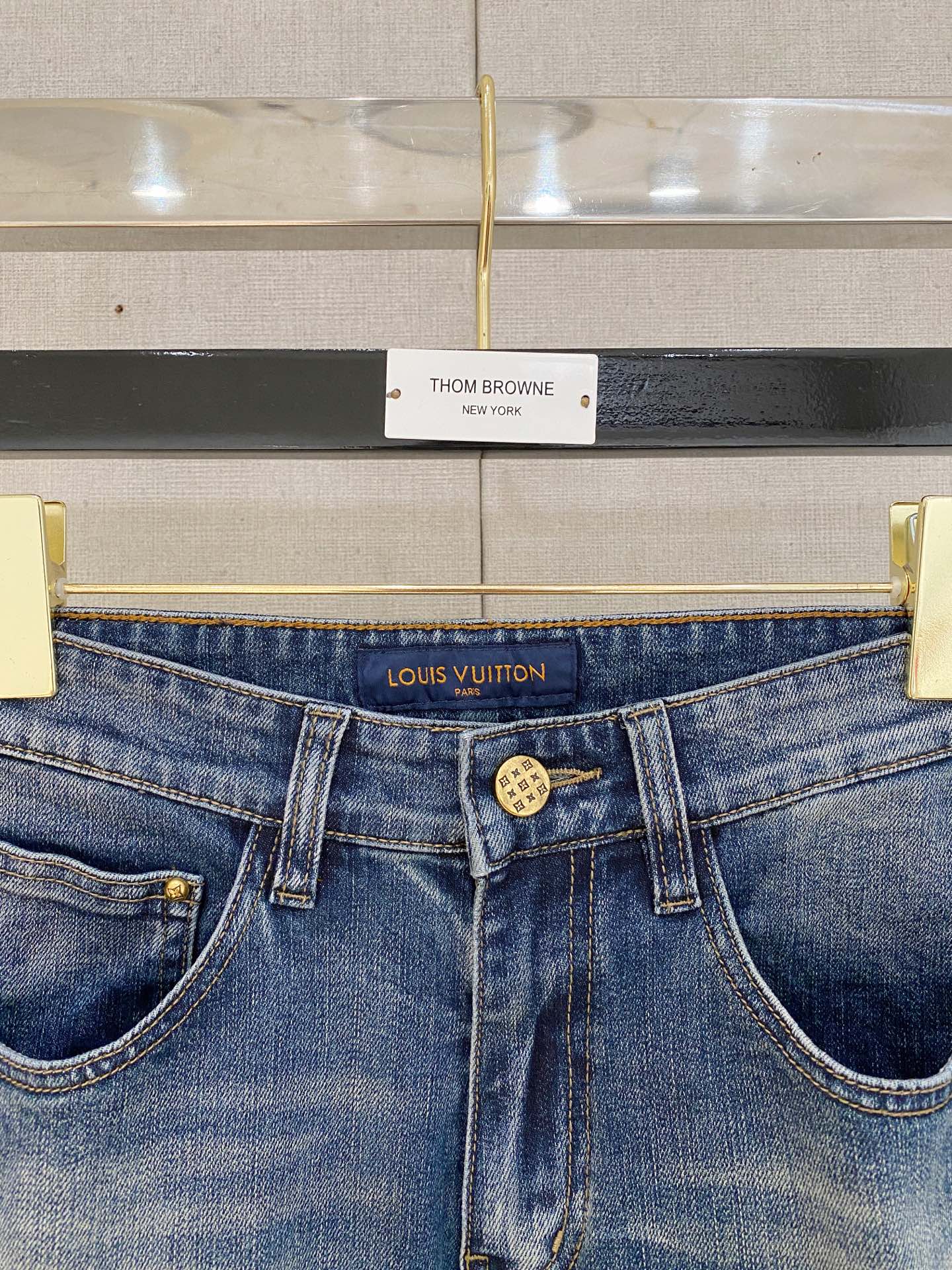  官网专柜同步有售，原单狠货，超级有范儿的一款牛仔裤，定制原版水洗牛仔面料，独特设计，顶级印花工艺字母图