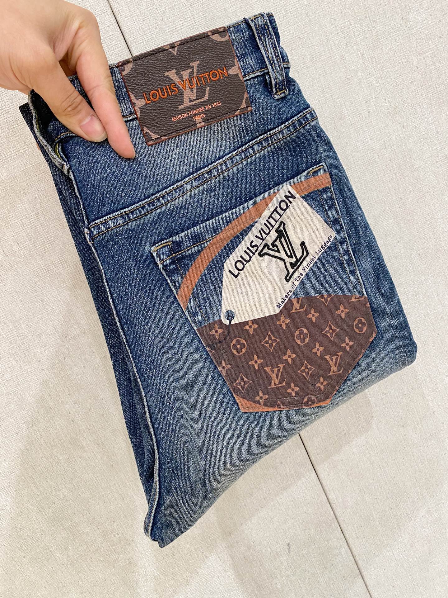  官网专柜同步有售，原单狠货，超级有范儿的一款牛仔裤，定制原版水洗牛仔面料，独特设计，顶级印花工艺字母图