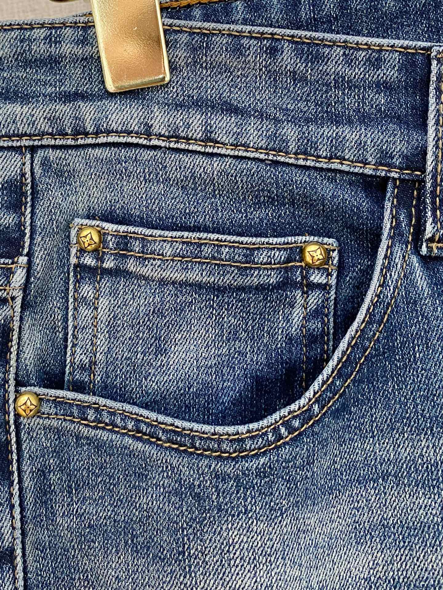  官网专柜同步有售，原单狠货，超级有范儿的一款牛仔裤，定制原版水洗牛仔面料，独特设计，顶级印花工艺字母图