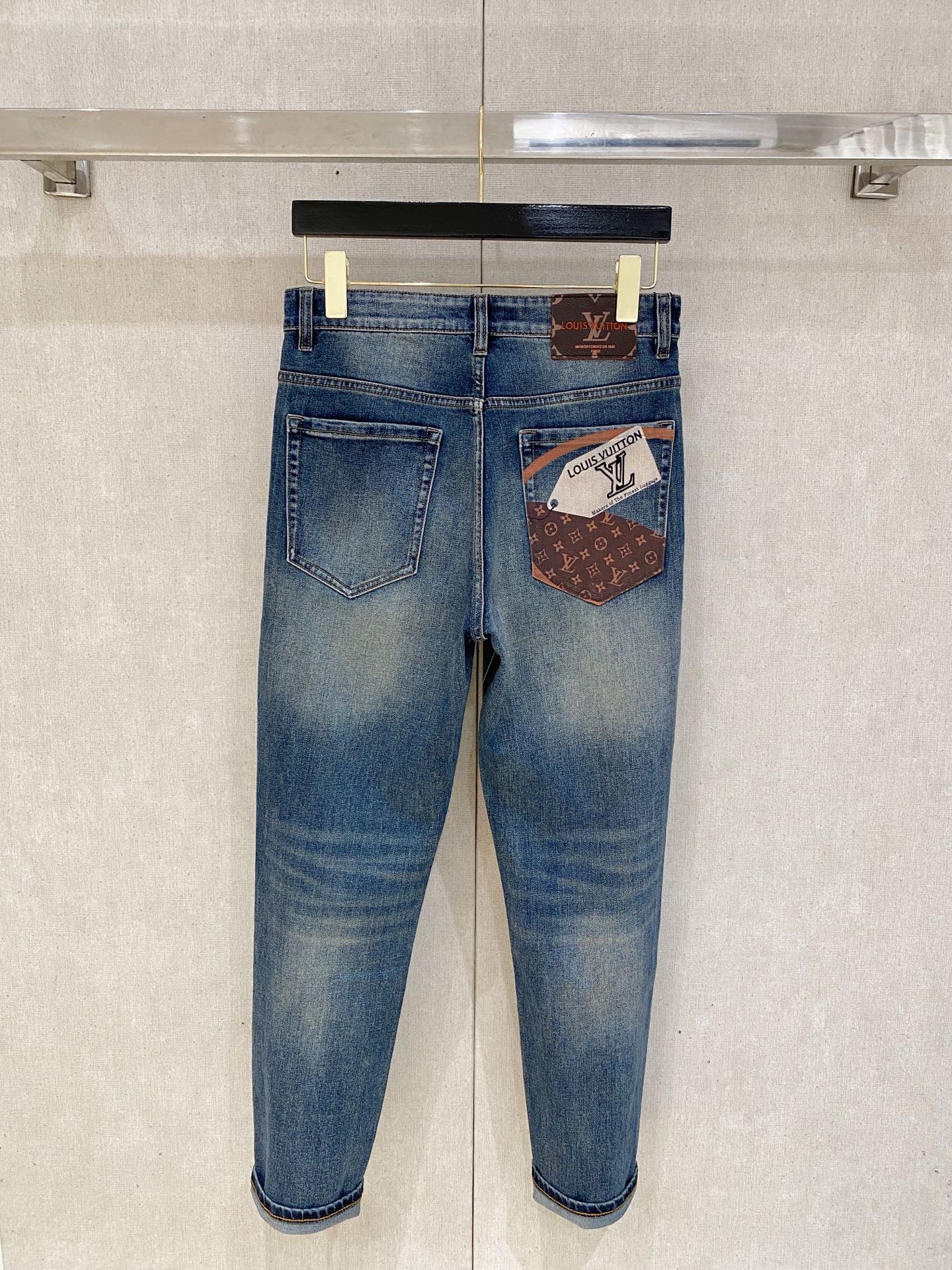  官网专柜同步有售，原单狠货，超级有范儿的一款牛仔裤，定制原版水洗牛仔面料，独特设计，顶级印花工艺字母图