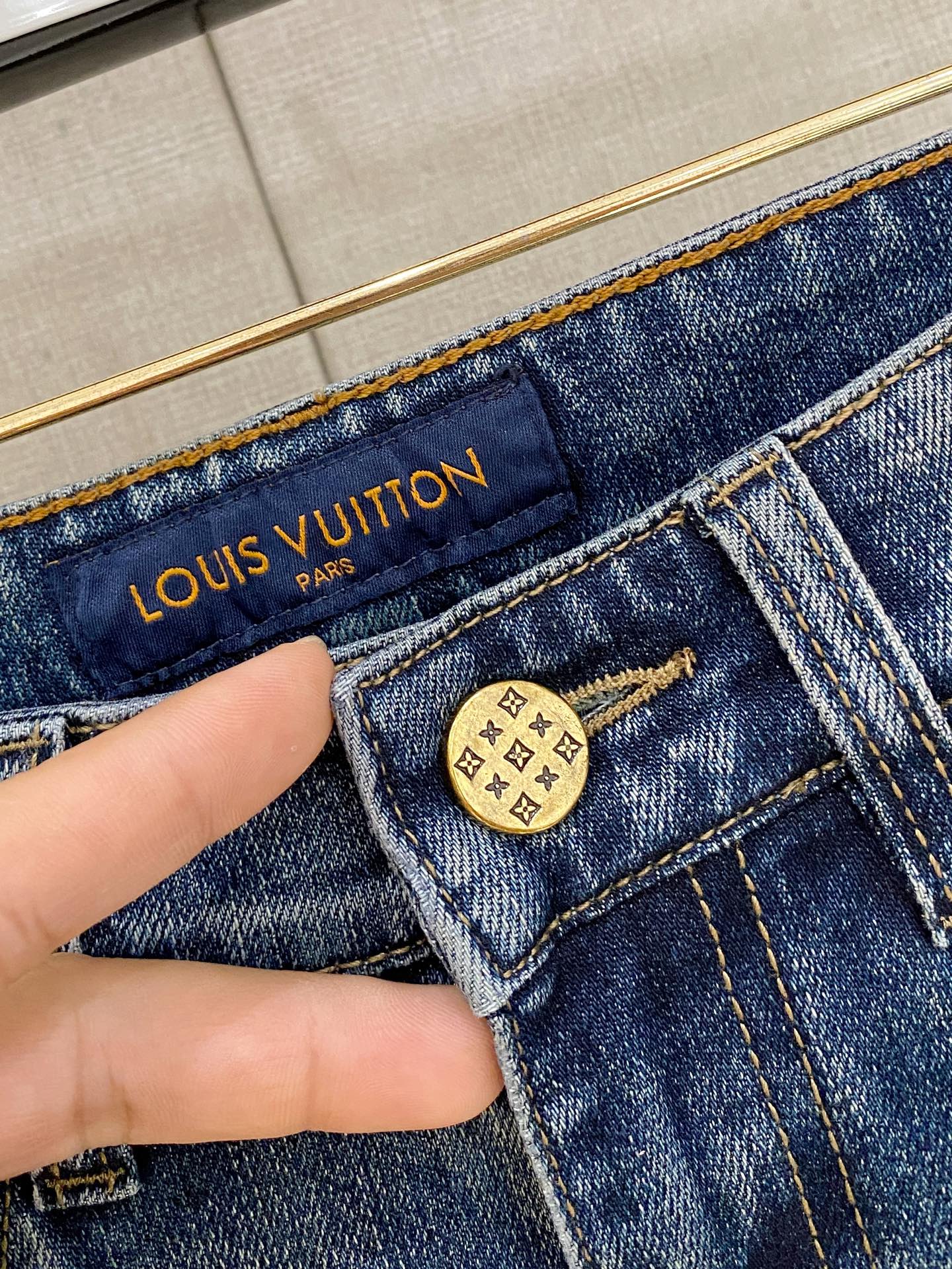  官网专柜同步有售，原单狠货，超级有范儿的一款牛仔裤，定制原版水洗牛仔面料，独特设计，顶级印花工艺字母图