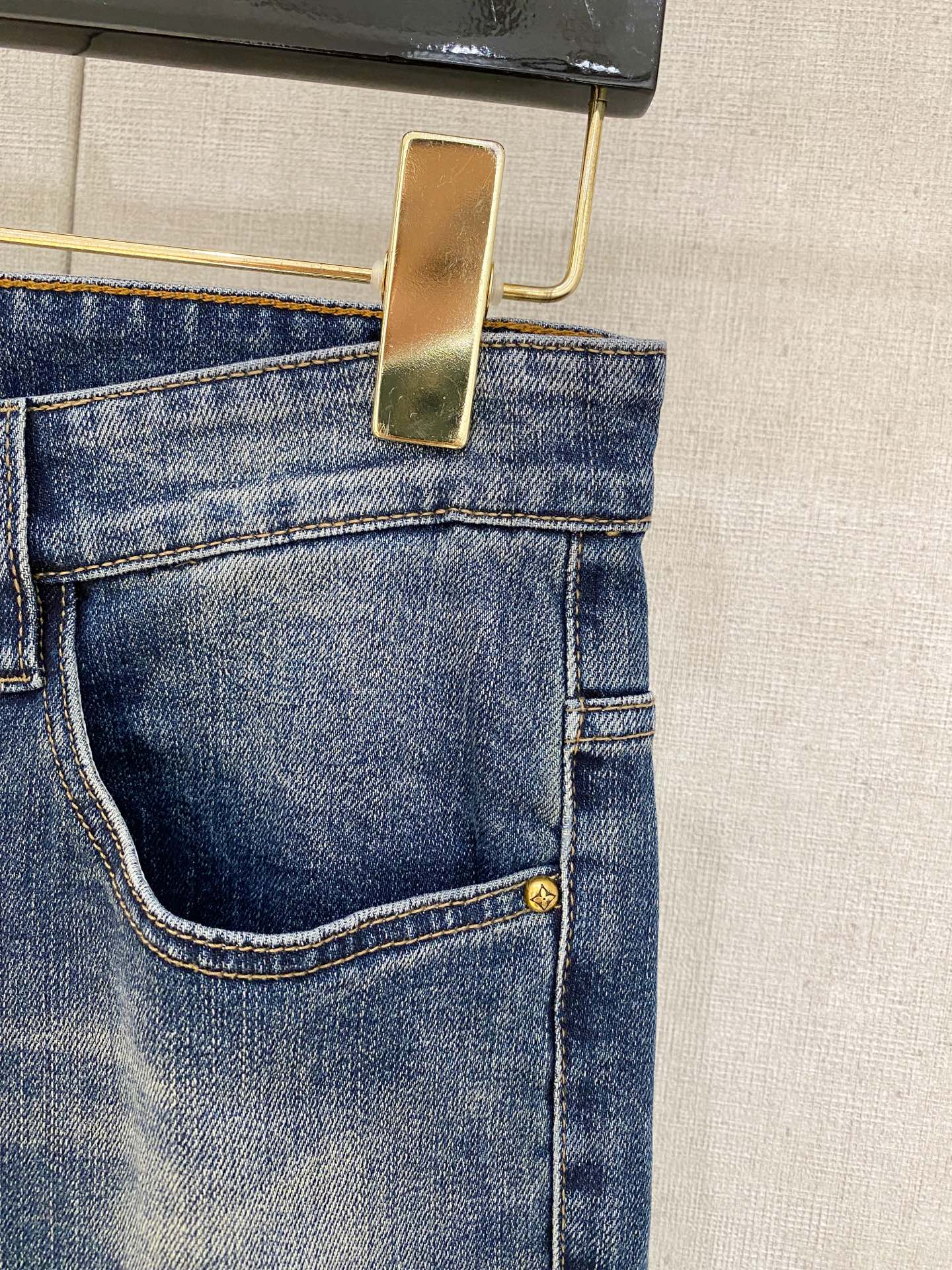  官网专柜同步有售，原单狠货，超级有范儿的一款牛仔裤，定制原版水洗牛仔面料，独特设计，顶级印花工艺字母图