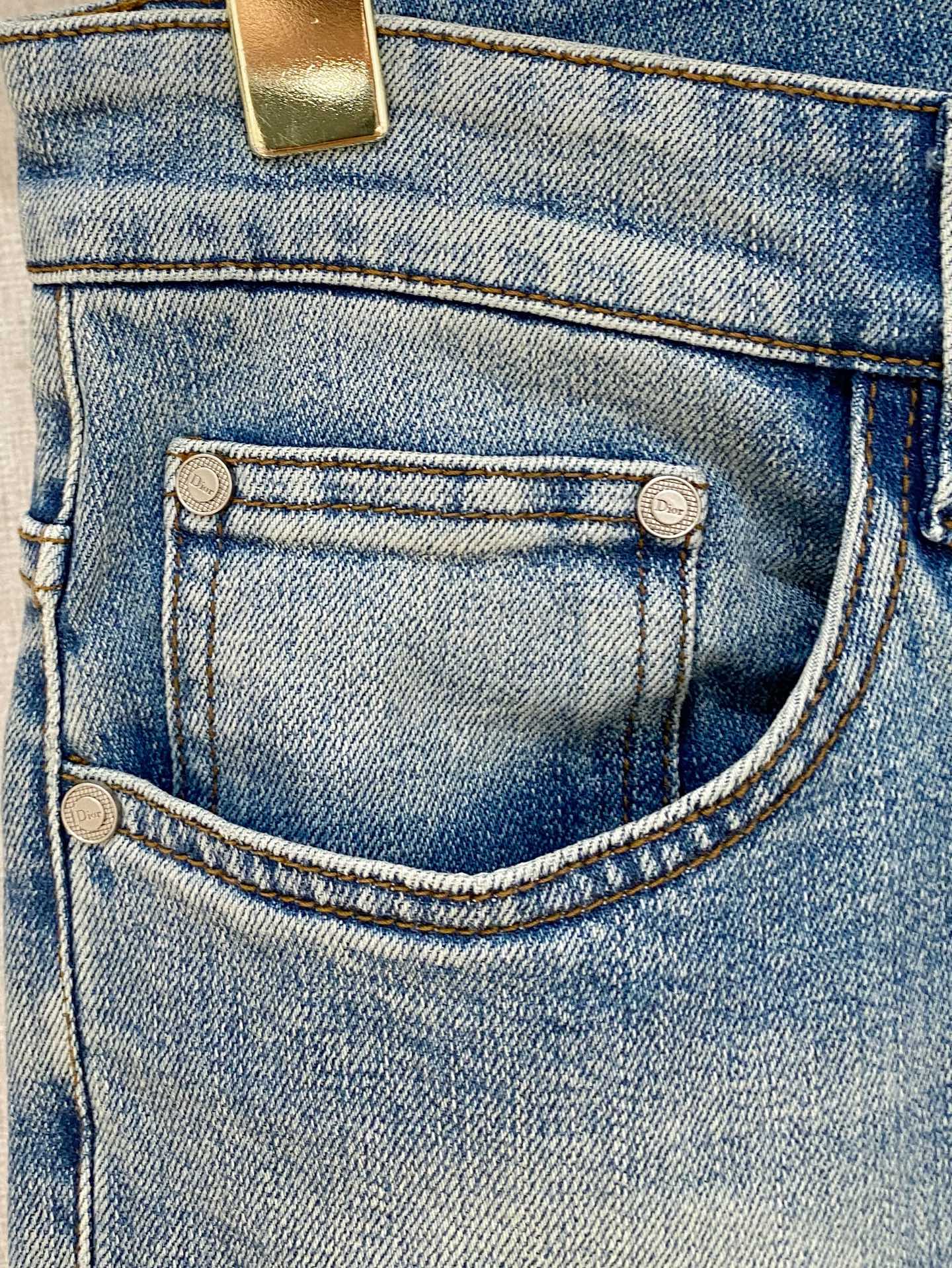  官网专柜同步有售，原单狠货，超级有范儿的一款牛仔裤，定制原版水洗牛仔面料，独特设计，顶级印花工艺字母图