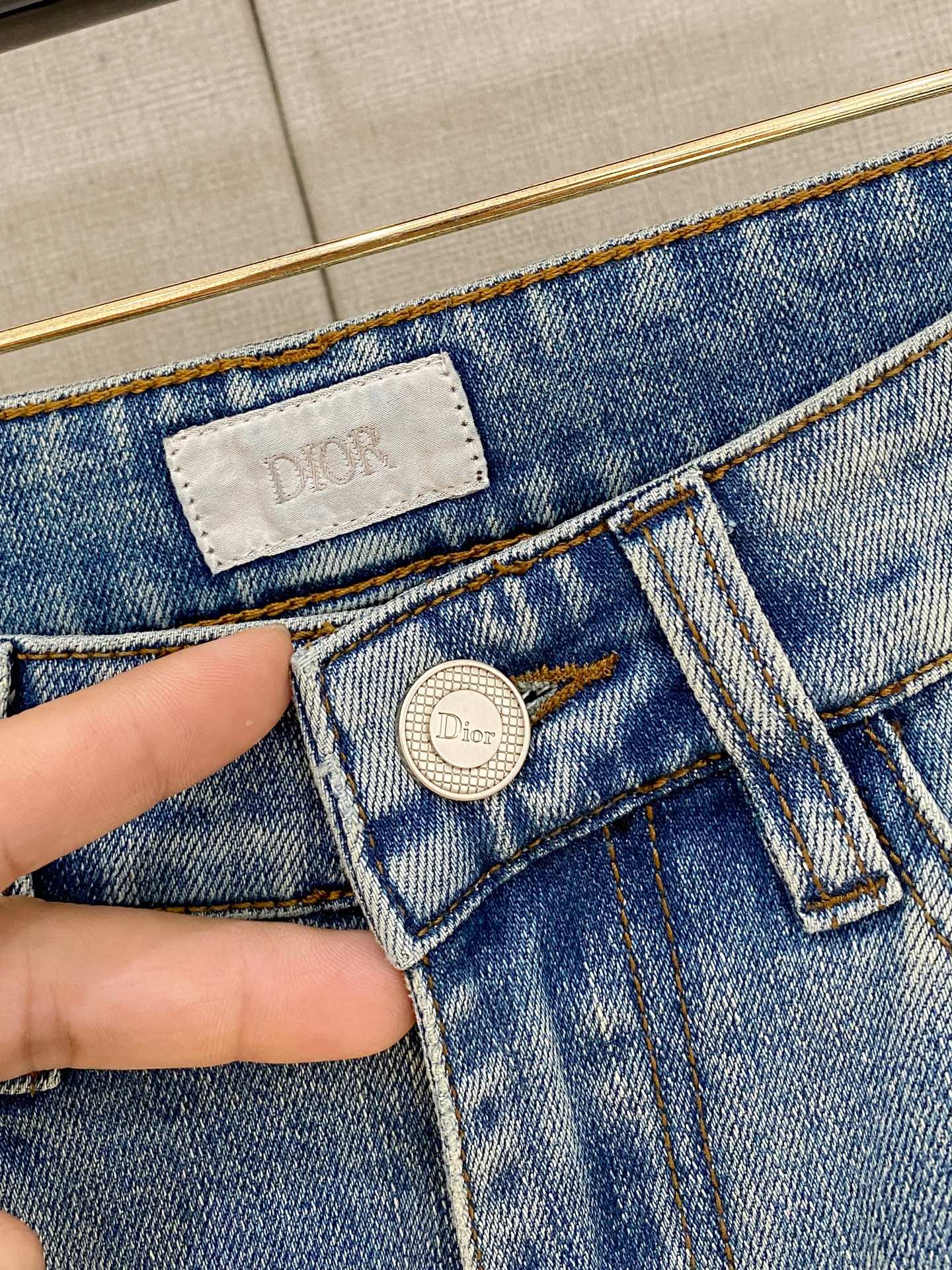  官网专柜同步有售，原单狠货，超级有范儿的一款牛仔裤，定制原版水洗牛仔面料，独特设计，顶级印花工艺字母图