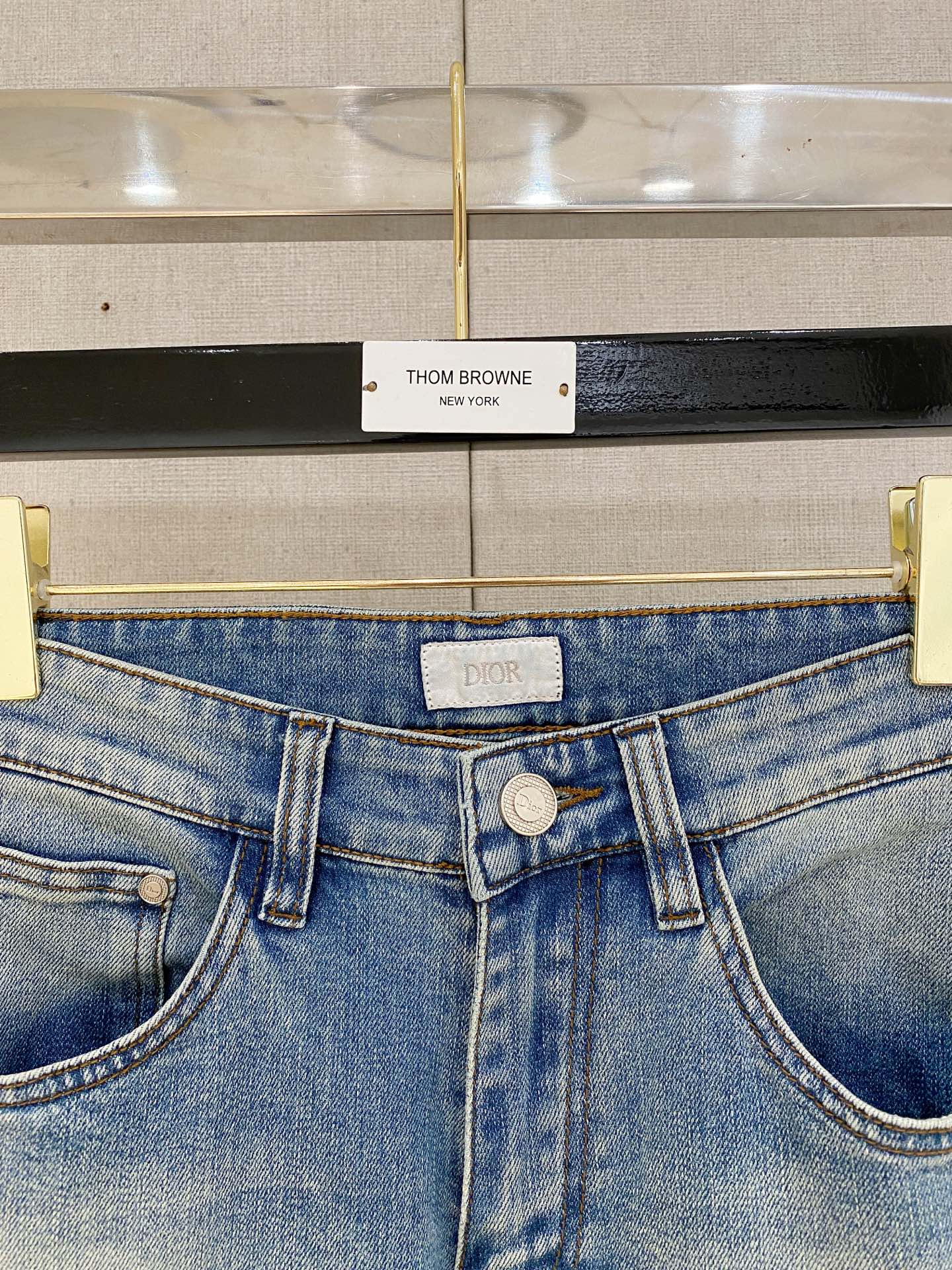  官网专柜同步有售，原单狠货，超级有范儿的一款牛仔裤，定制原版水洗牛仔面料，独特设计，顶级印花工艺字母图