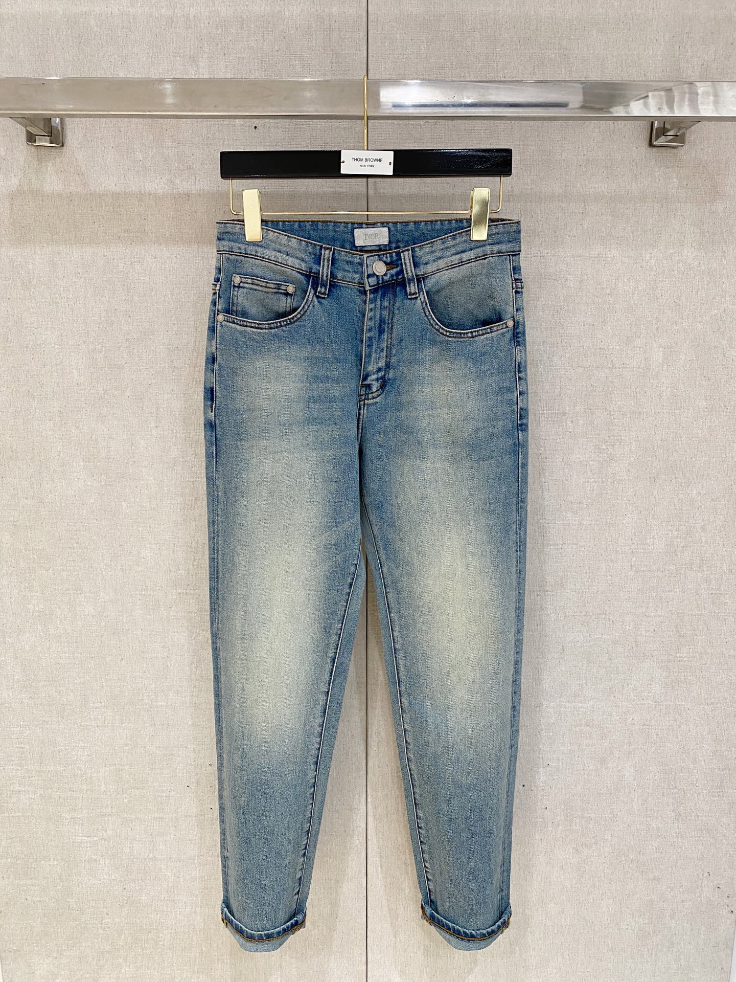  官网专柜同步有售，原单狠货，超级有范儿的一款牛仔裤，定制原版水洗牛仔面料，独特设计，顶级印花工艺字母图