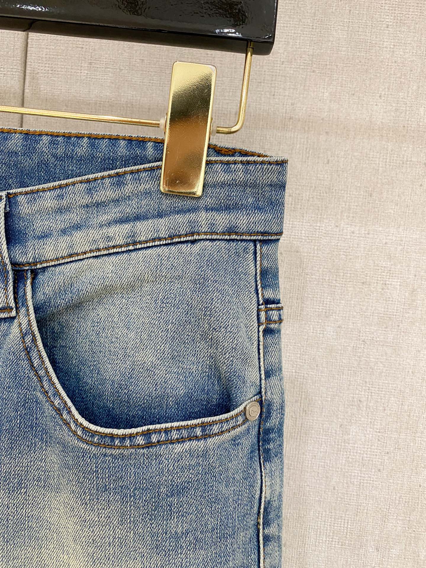  官网专柜同步有售，原单狠货，超级有范儿的一款牛仔裤，定制原版水洗牛仔面料，独特设计，顶级印花工艺字母图