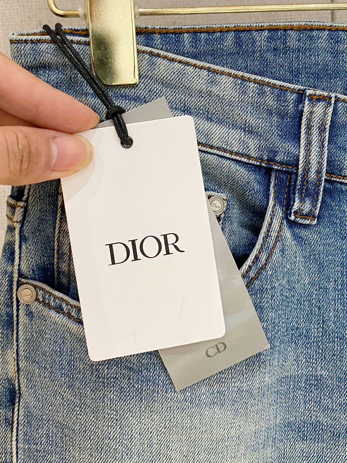  官网专柜同步有售，原单狠货，超级有范儿的一款牛仔裤，定制原版水洗牛仔面料，独特设计，顶级印花工艺字母图