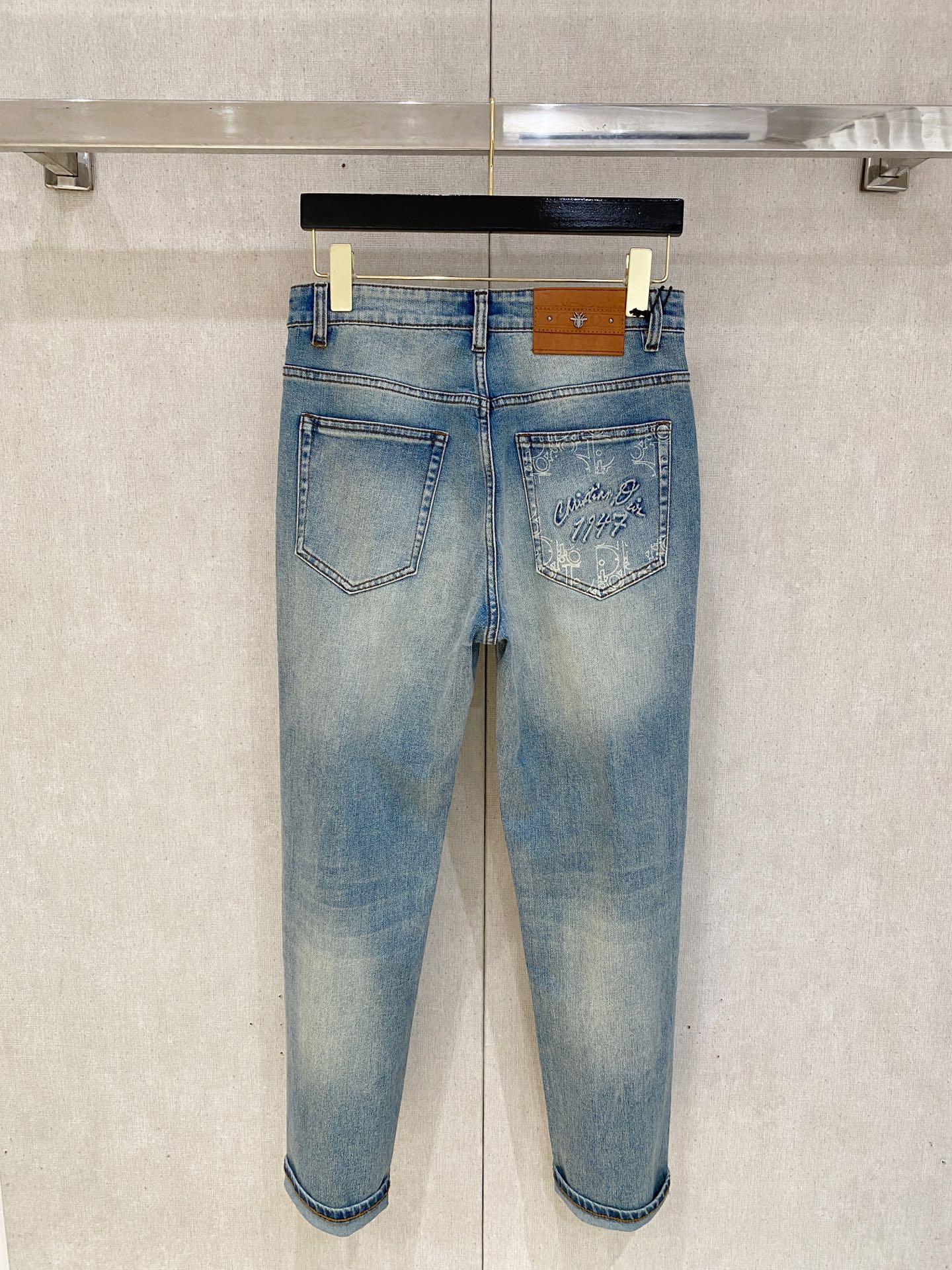  官网专柜同步有售，原单狠货，超级有范儿的一款牛仔裤，定制原版水洗牛仔面料，独特设计，顶级印花工艺字母图