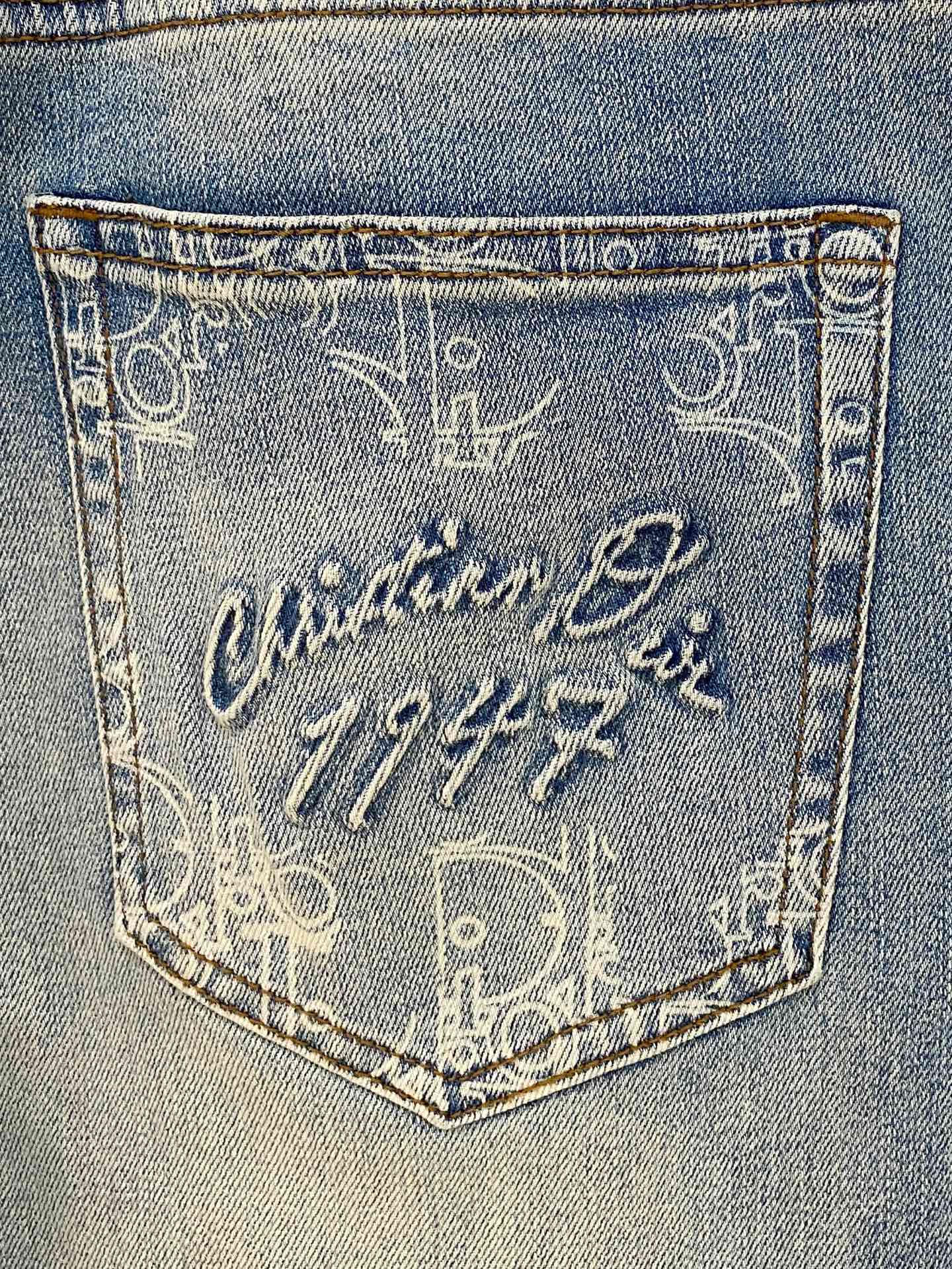  官网专柜同步有售，原单狠货，超级有范儿的一款牛仔裤，定制原版水洗牛仔面料，独特设计，顶级印花工艺字母图