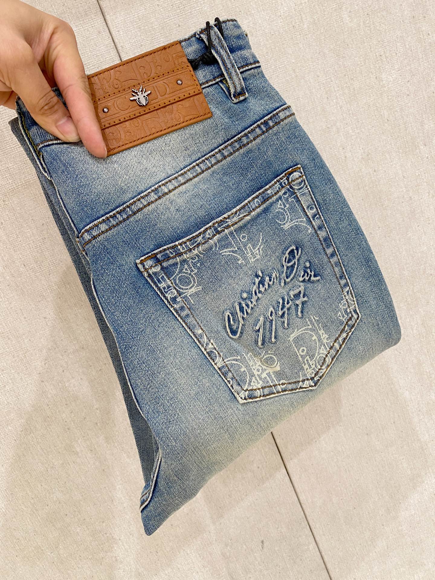  官网专柜同步有售，原单狠货，超级有范儿的一款牛仔裤，定制原版水洗牛仔面料，独特设计，顶级印花工艺字母图